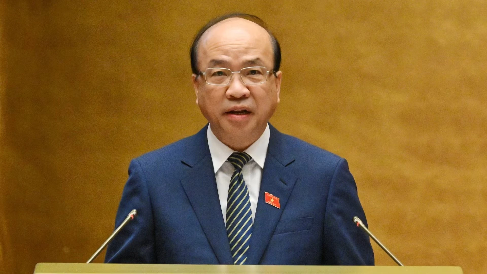 Chủ nhiệm Ủy ban Pháp luật và Tư pháp của Quốc hội Phan Chí Hiếu trình bày Báo cáo thẩm tra dự án Luật Xử lý vi phạm hành chính (sửa đổi). Ảnh: THỦY NGUYÊN