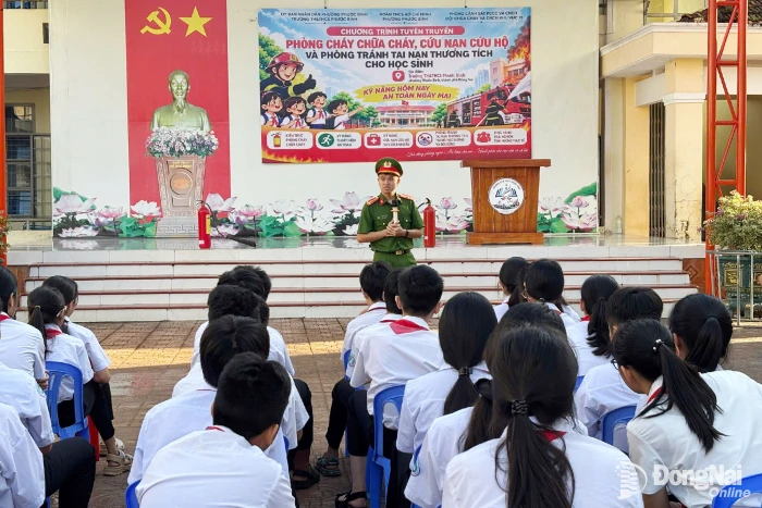 Đội chữa cháy và CNCH khu vực 13 tổ chức tuyên truyền, trang bị kiến thức, kỹ năng phòng cháy, chữa cháy, cứu nạn, cứu hộ và phòng, chống đuối nước tại Trường TH&THCS Phước Bình