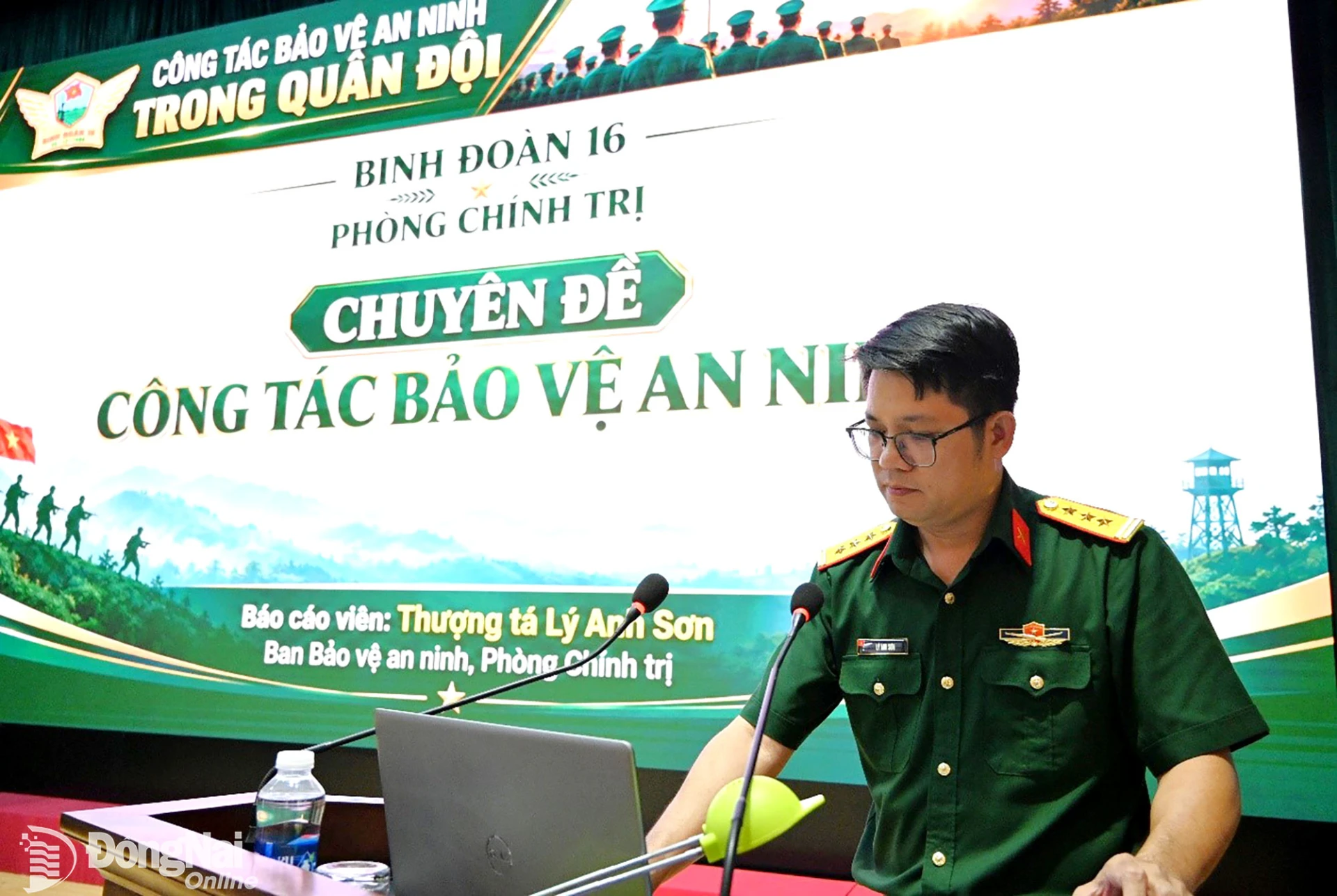 Thượng tá Lý Anh Sơn, Trưởng ban Bảo vệ an ninh, Phòng chính trị báo cáo chuyên đề Công tác bảo vệ an ninh tại lớp tập huấn.