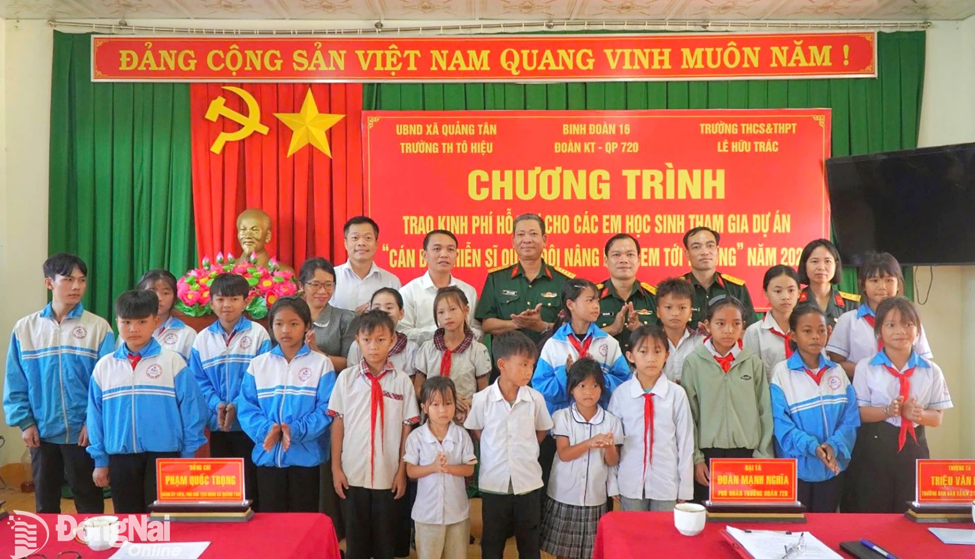 Đại biểu và các em học sinh phấn khởi trong buổi trao kinh phí hỗ trợ. 