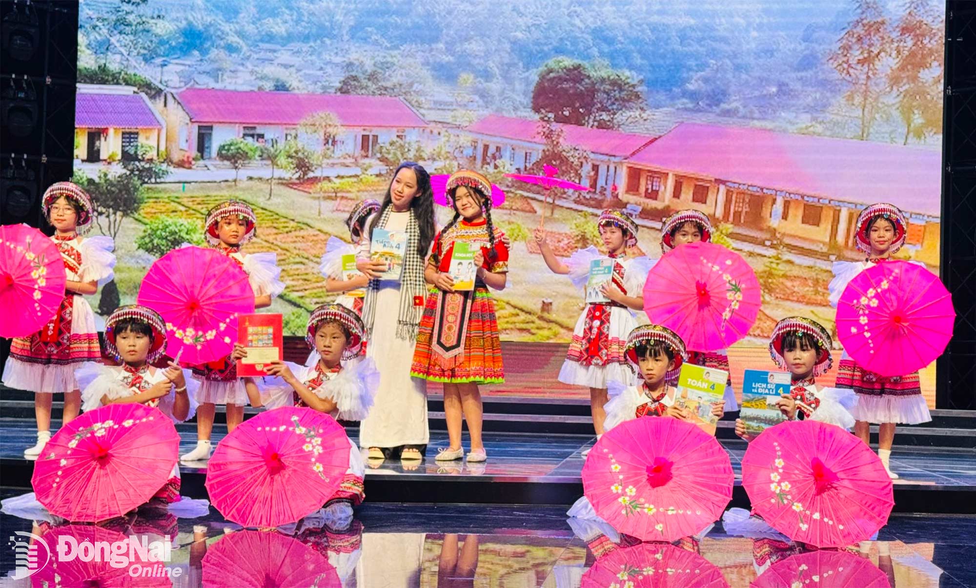 San San thể hiện ca khúc Ngôi trường giữa ngàn mây của nhạc sĩ Lê Dũng, gửi gắm lòng biết ơn đến những thầy cô giáo tận tụy gieo chữ nơi vùng cao, chắp cánh ước mơ cho học trò. Ảnh: Minh Huệ