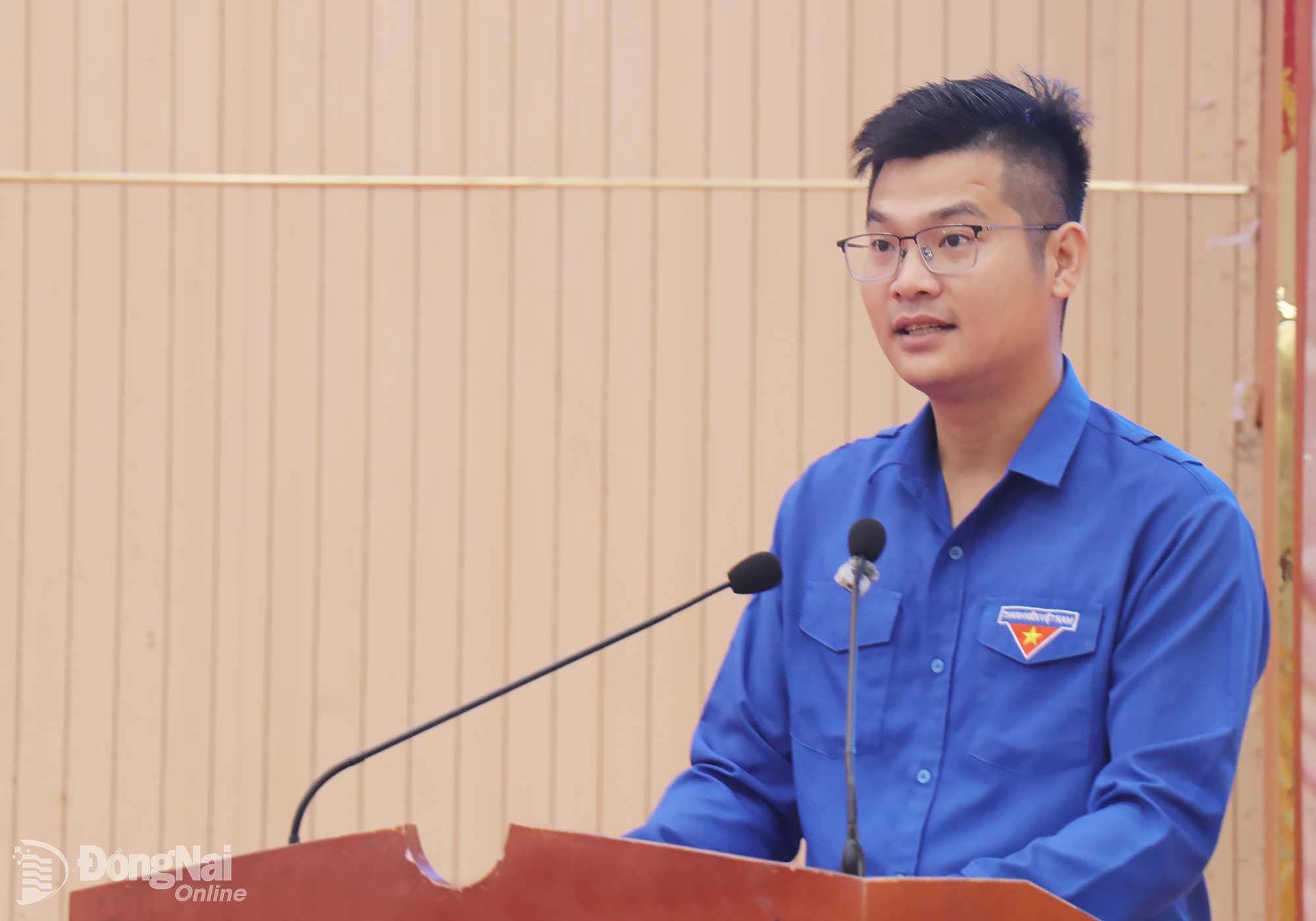 Phó Bí thư Thành đoàn, Chủ tịch Hội Liên hiệp thanh niên Việt Nam thành phố Đồng Nai Phan Thế Công phát biểu khai mạc hội trại. Ảnh: Ngọc Huyền