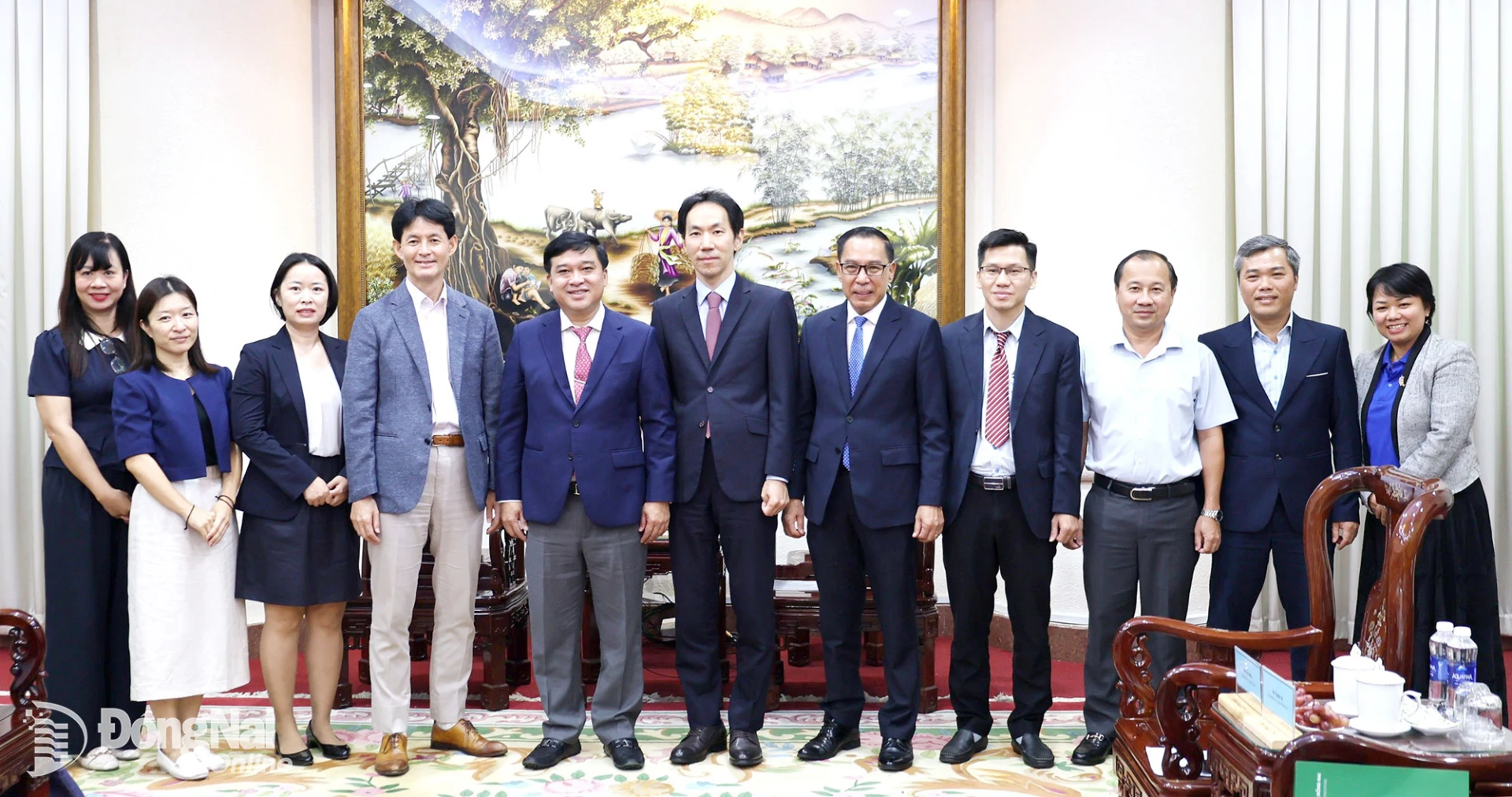 Đoàn công tác JICA tại Việt Nam và lãnh đạo thành phố Đồng Nai chụp ảnh lưu niệm sau buổi làm việc sáng 30-10. Ảnh: Ngọc Liên