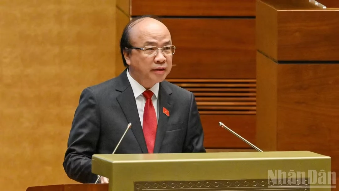 Chủ nhiệm Ủy ban Pháp luật và Tư pháp của Quốc hội Phan Chí Hiếu trình bày Báo cáo thẩm tra. (Ảnh: THỦY NGUYÊN)