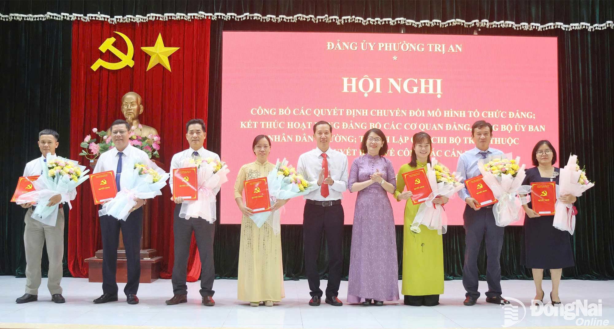 Lãnh đạo phường Trị An trao quyết định thành lập các chi bộ tại hội nghị. Ảnh: Quang Huy