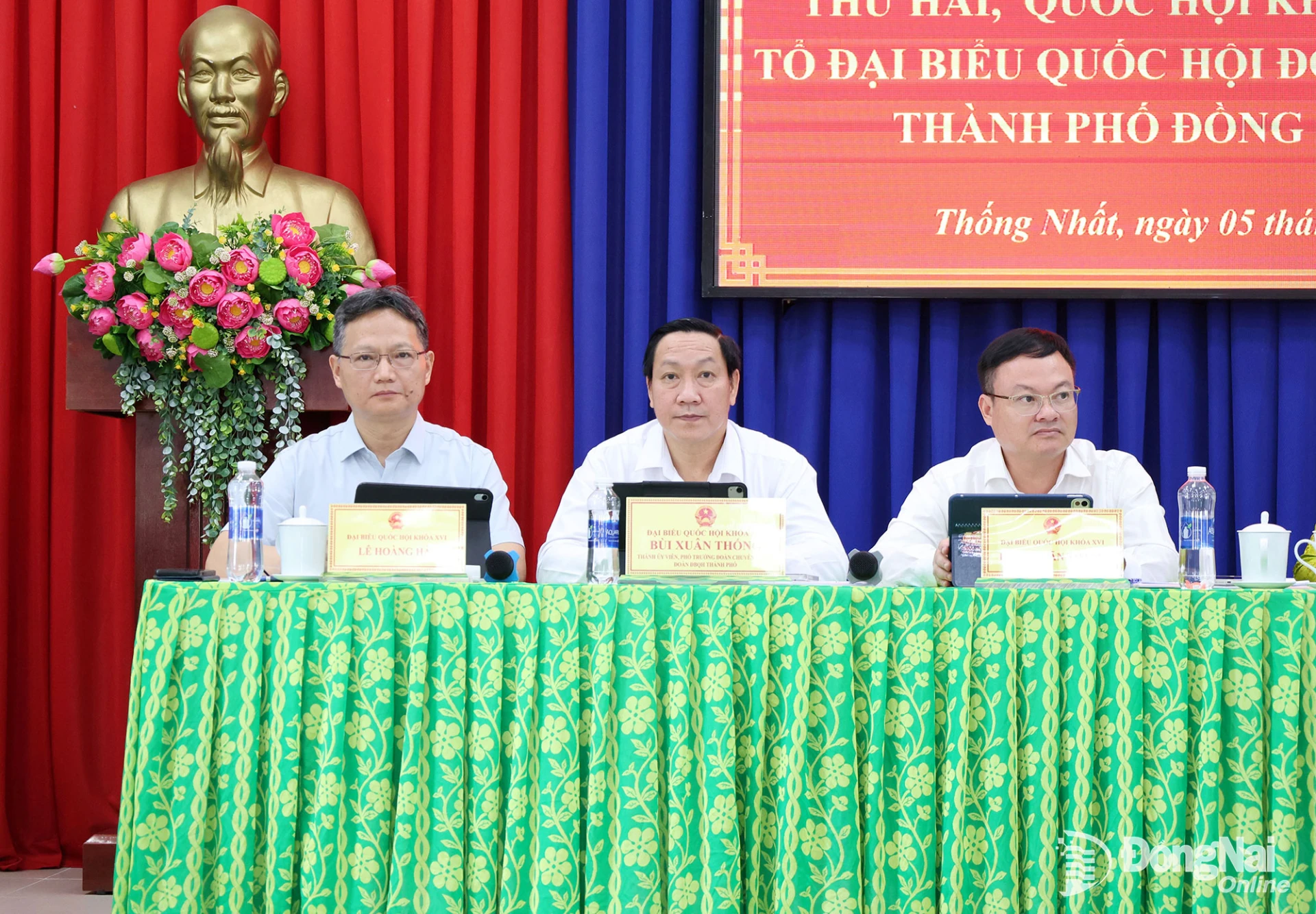 Các đại biểu trong Tổ Đại biểu Quốc hội số 2 lắng nghe ý kiến cử tri tại hội nghị tiếp xúc cử tri tại xã Thống Nhất. Ảnh: Hồ Thảo
