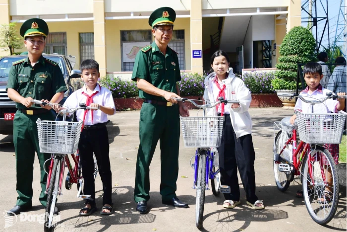 Trao tặng xe đạp cho học sinh khó khăn các xã biên giới
