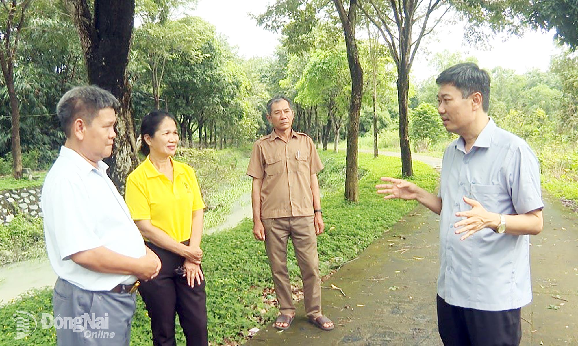 Thành ủy viên, Bí thư Đảng ủy phường Chơn Thành Viên Hồng Tiến khảo sát thực tế nhà văn hóa các khu phố, với chỉ đạo định hướng tập trung xây dựng khu phố “sáng, xanh, sạch, đẹp - hạnh phúc”. Ảnh: Đỗ Trình