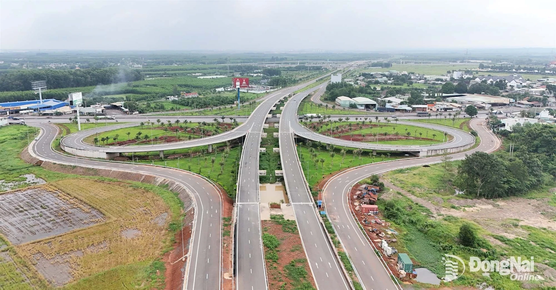 Các tuyến giao thông kết nối Sân bay Long Thành đang được thành phố Đồng Nai phối hợp với các đơn vị, địa phương đầu tư xây dựng phục vụ khai thác khi sân bay đi vào hoạt động. Ảnh: Phạm Tùng

