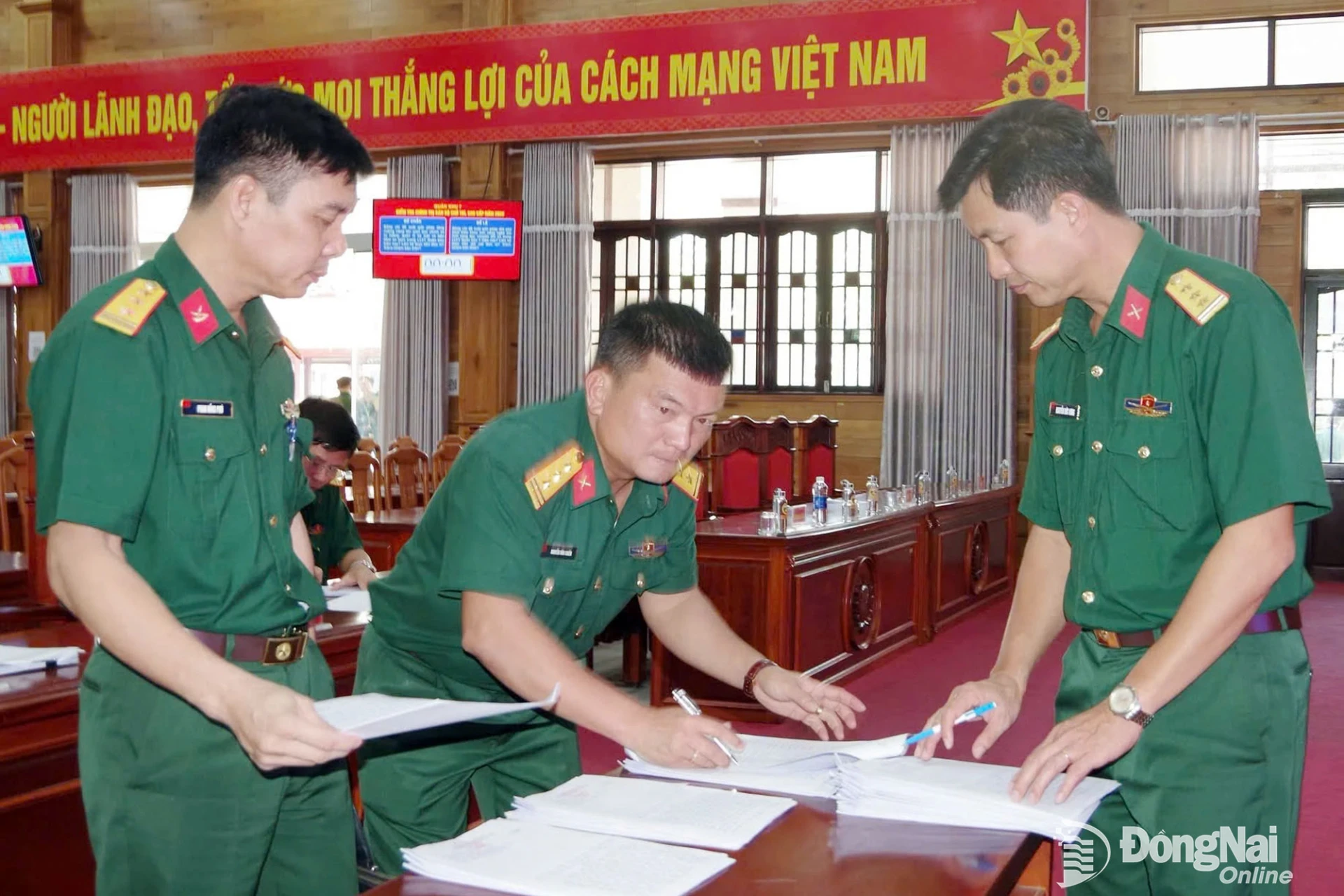 Đại diện Ban giám khảo sắp xếp các nội dung kiểm tra. Ảnh: Phan Hải
