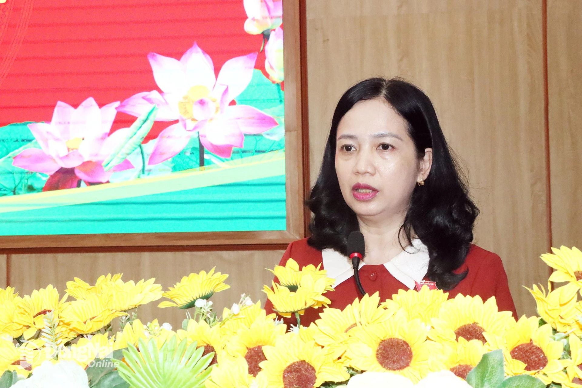 Đại biểu Điểu Huỳnh Sang, Thành ủy viên, Phó Trưởng đoàn chuyên trách Đoàn Đại biểu Quốc hội thành phố tiếp thu ý kiến cử tri. Ảnh: Quang Minh