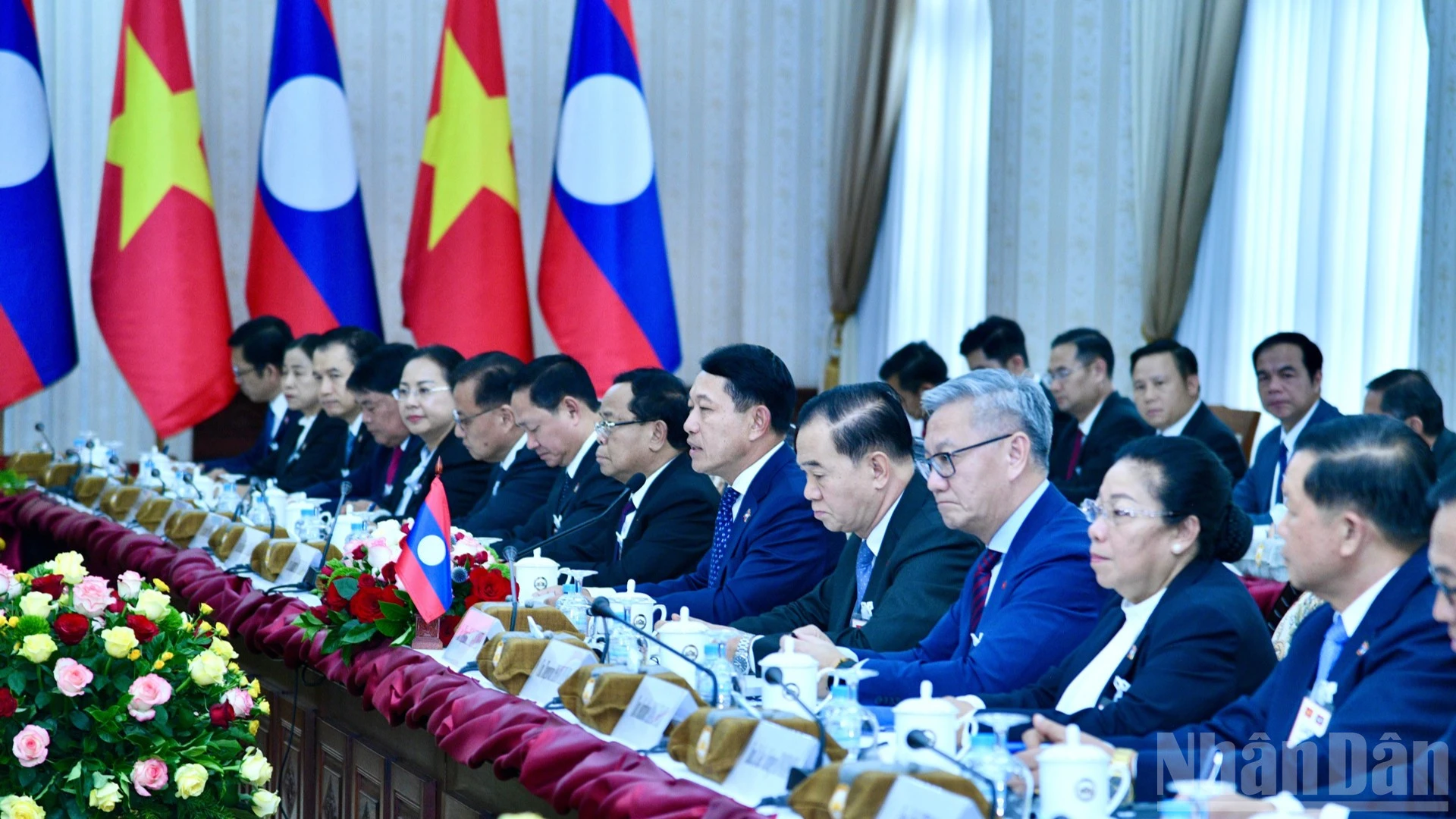 Thủ tướng Saleumxay Kommasith và lãnh đạo các ban, bộ, ngành Lào tham dự hội đàm. (Ảnh: THANH GIANG)
