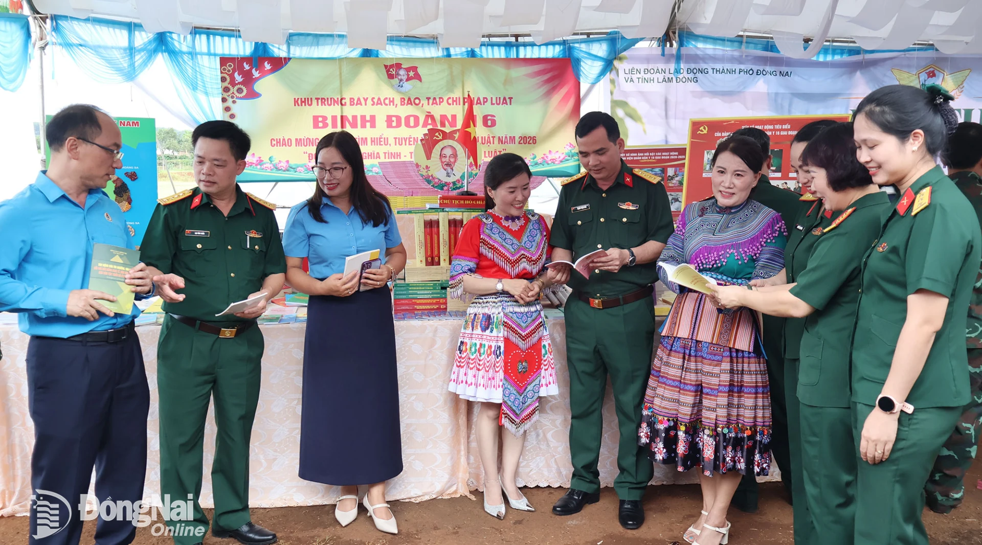Thủ trưởng Binh đoàn 16; lãnh đạo Liên đoàn Lao động thành phố Đồng Nai và tỉnh Lâm Đồng cùng các đại biểu tham quan khu triển lãm trưng bày các loại sách pháp luật. Ảnh: Nguyệt Hà
