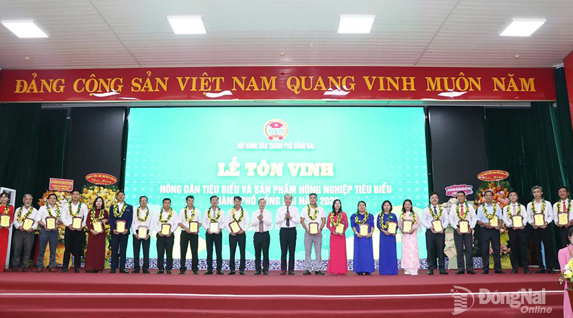 Tôn vinh nông dân và sản phẩm nông nghiệp tiêu biểu tại thành phố Đồng Nai. Ảnh: Tố Tâm