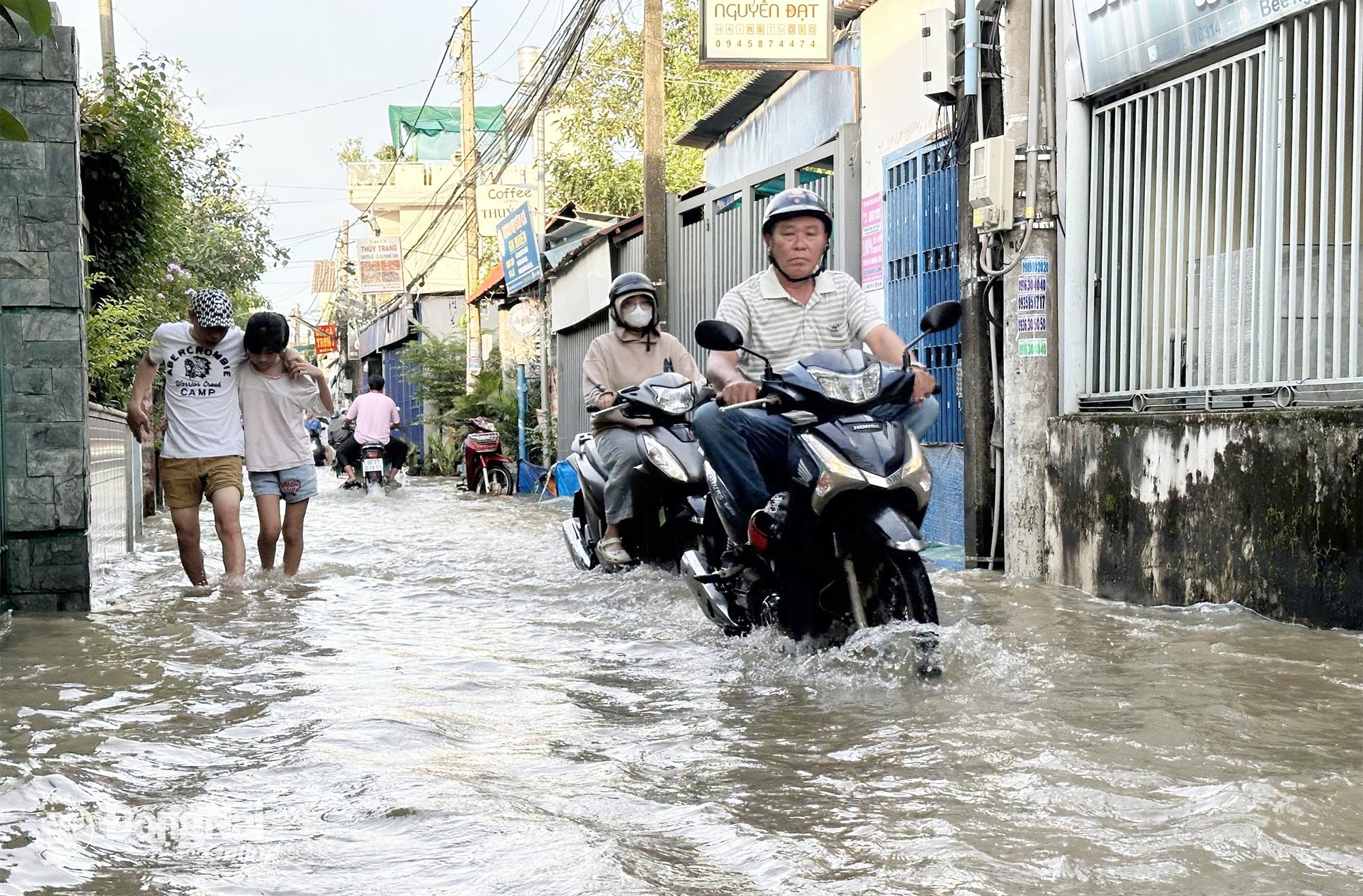 Một tuyến đường tại khu dân cư trên địa bàn phường Tam Hiệp bị ngập do triều cường sông Cái dâng cao. Ảnh: CTV