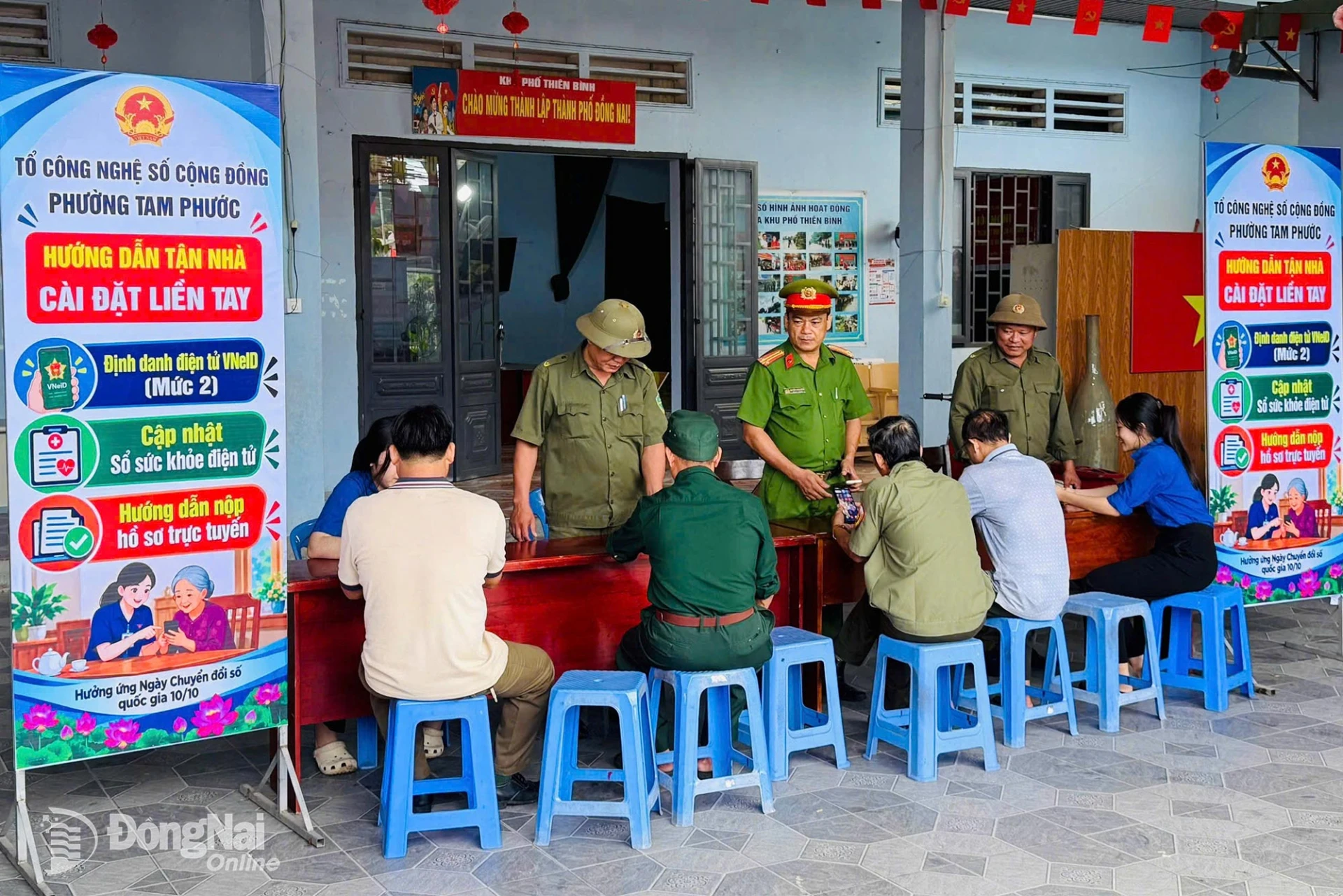 Members of the Tam Phuoc Ward Community Digital Technology Team provide guidance to residents immediately after the launch ceremony.