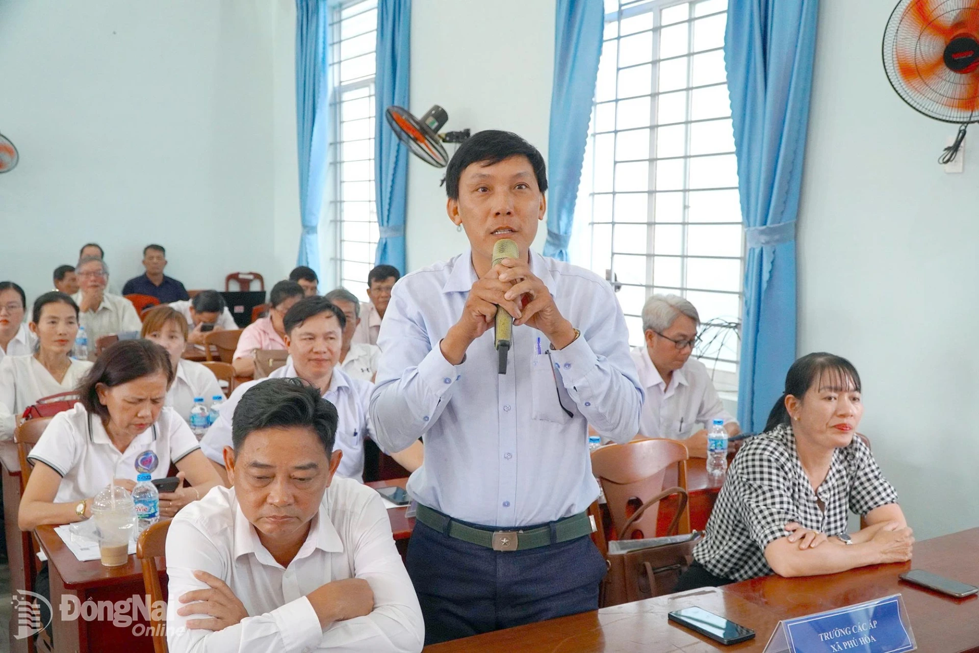 Cử tri quan tâm, kiến nghị những vấn đề liên quan đến đời sống dân sinh. Ảnh: An Nhơn