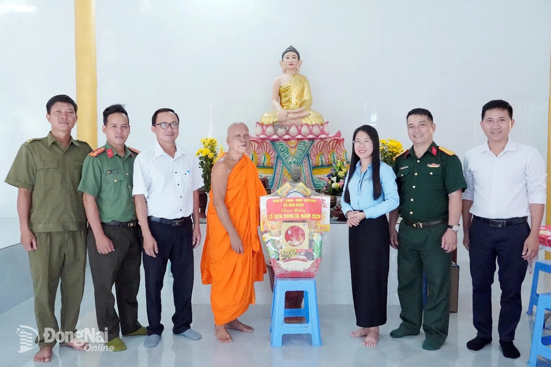 Lãnh đạo UBND xã Nha Bích thăm, chúc mừng Lễ Sen Đôn-ta năm 2026 tại chùa Bồ Đề. Ảnh: Bá Lợi