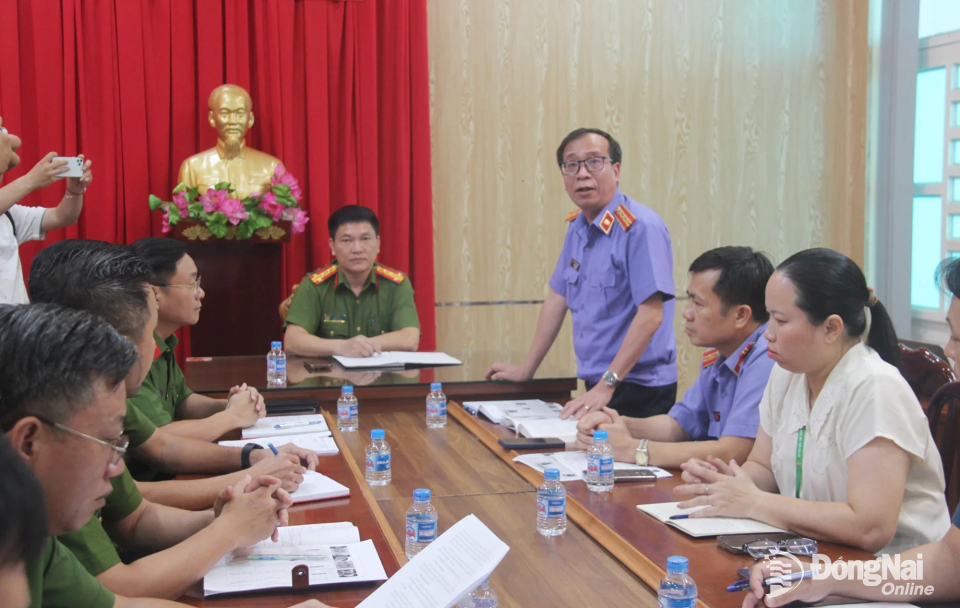 Đại diện các cơ quan tham gia họp đánh giá tính chất của vụ việc. Ảnh: Trần Danh
