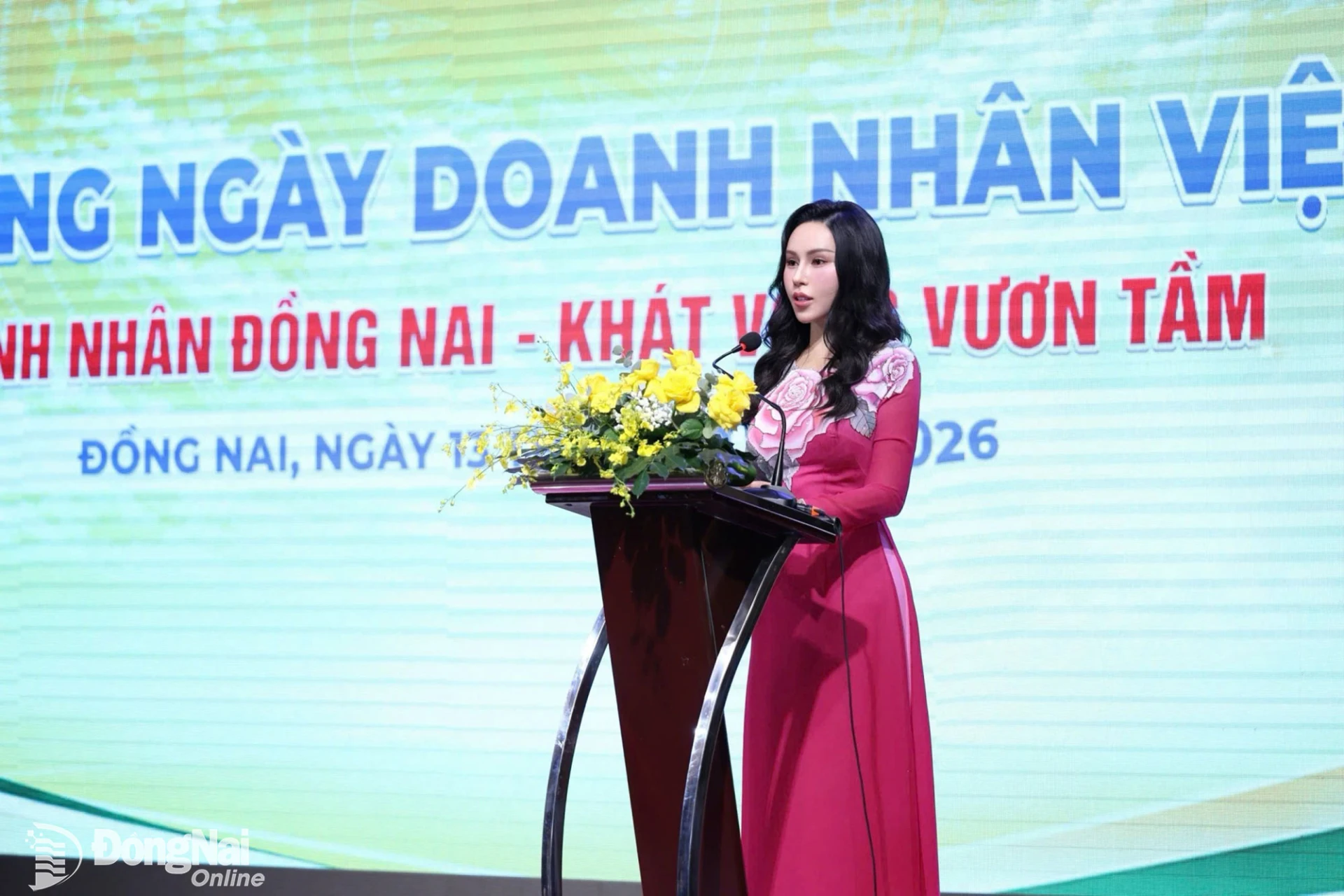 Anh hùng Lao động, doanh nhân Lê Nữ Thùy Dương, Phó Chủ tịch Hội đồng quản trị kiêm Tổng Giám đốc Tập đoàn KN Holdings, đại diện các doanh nhân nhận cúp Thánh Gióng phát biểu tại chương trình. Ảnh: Công Nghĩa
