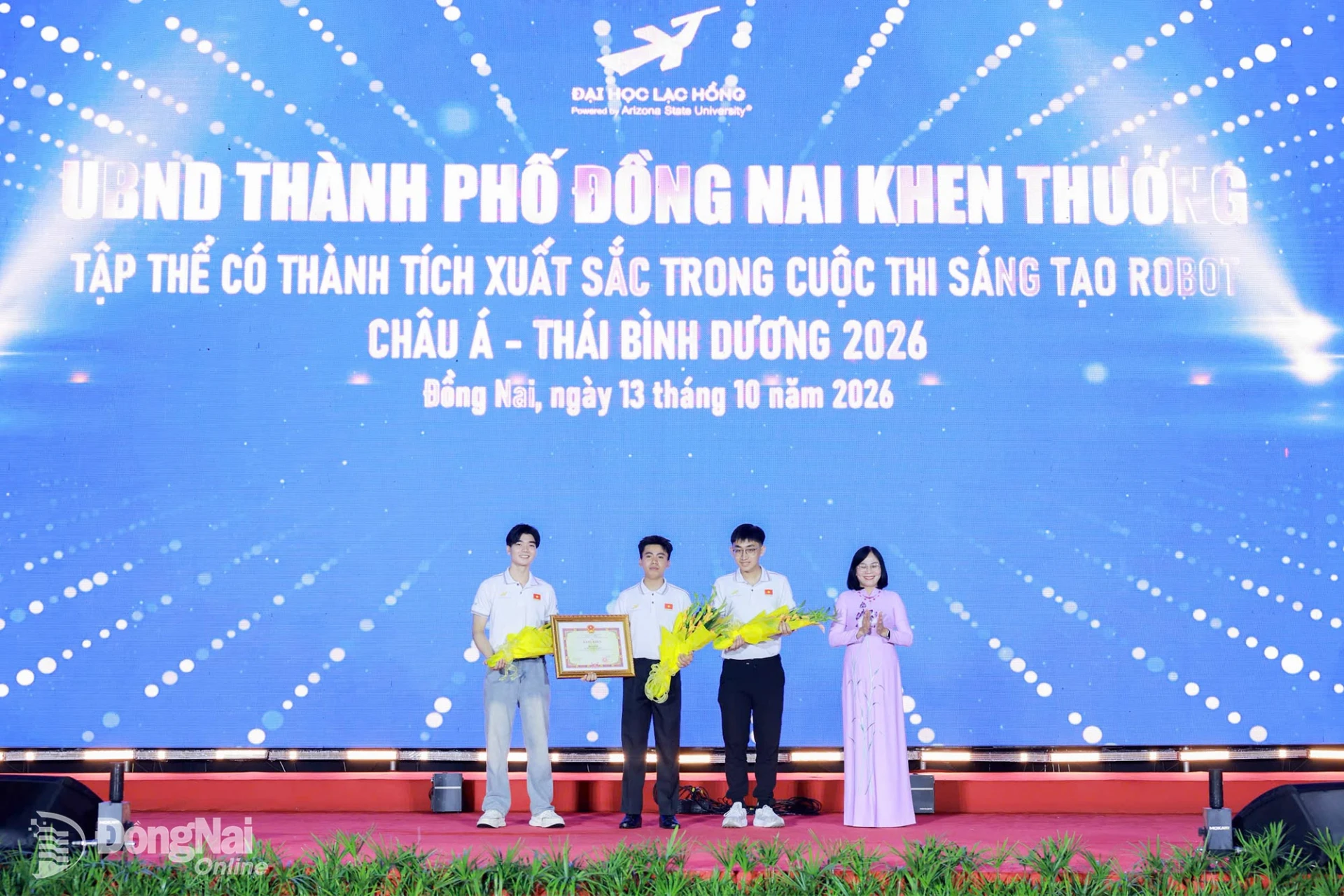 Phó chủ tịch UBND thành phố Đồng Nai Nguyễn Thị Hoàng đã trao Bằng khen của UBND thành phố cho đội robot LH-FOF với thành tích vô địch cuộc thi Sáng tạo robot Việt Nam và giành giải ba tại cuộc thi robot châu Á - Thái Bình Dương năm 2026.