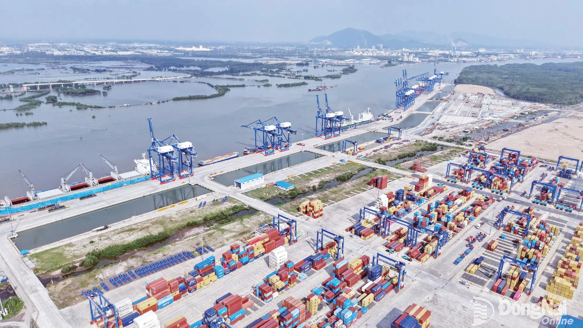 Cảng Phước An (xã Phước An)  trở thành trạm trung chuyển huyết mạch, đưa hàng hóa Đồng Nai ra thị trường quốc tế. Ảnh: Công Nghĩa


