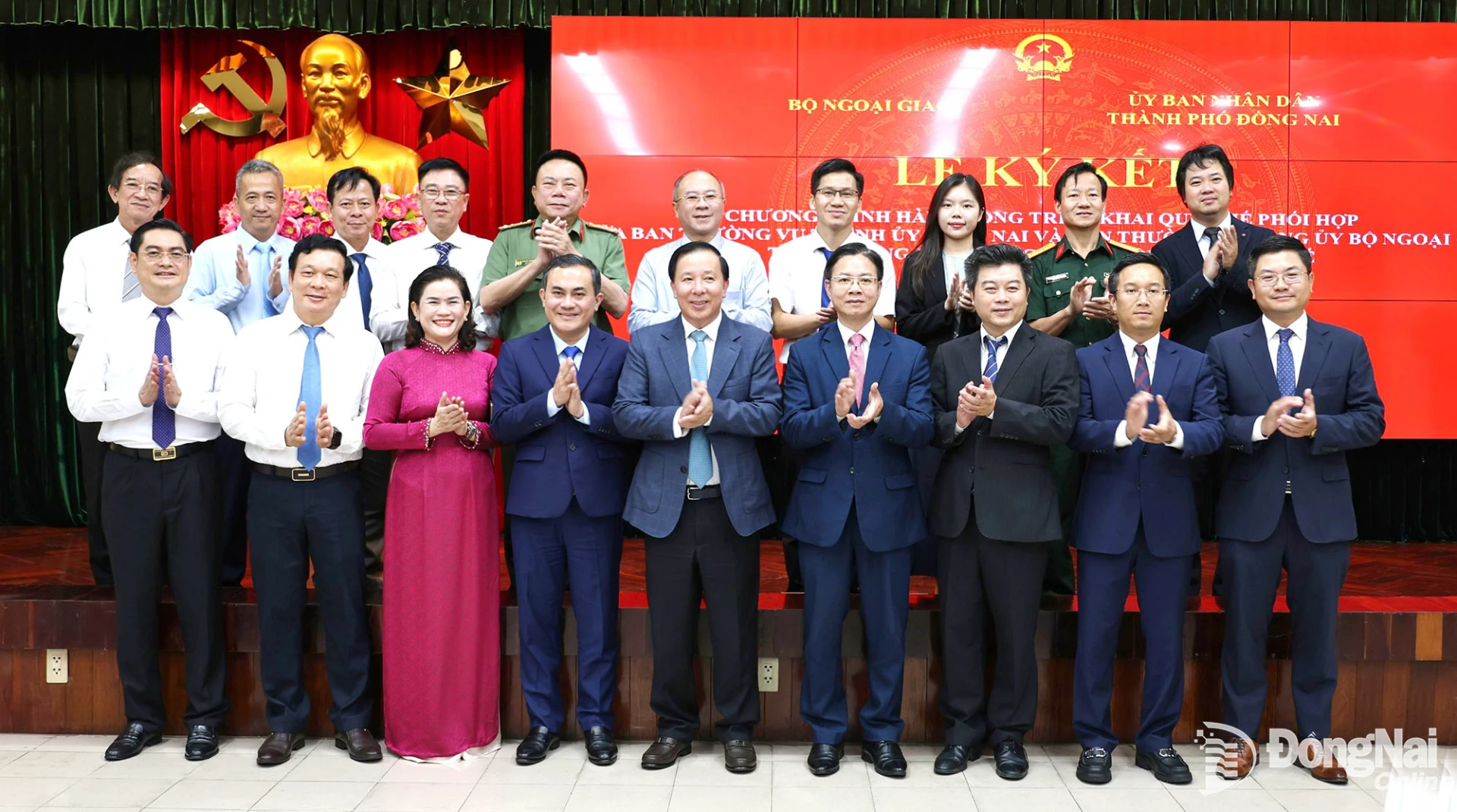 The MoFA delegation, Dong Nai City leaders, and representatives of municipal departments, boards and agencies pose for a commemorative photo following the signing ceremony. Photo: Ngoc Lien

