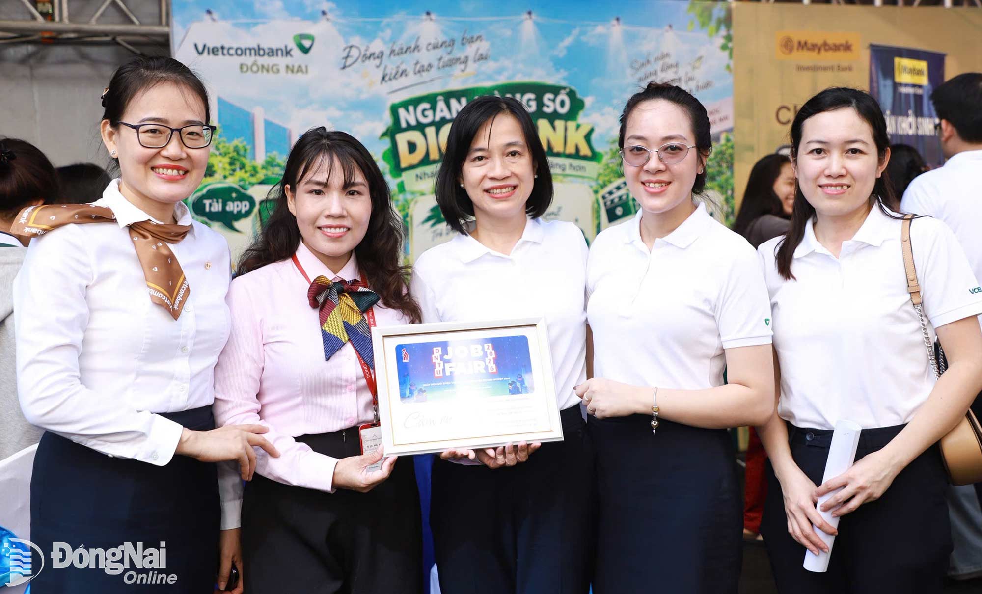 Cán bộ, nhân viên Ngân hàng thương mại cổ phần Ngoại thương Việt Nam (Vietcombank) Đồng Nai tham gia tuyển dụng tại Ngày hội việc làm. Ảnh: Công Nghĩa