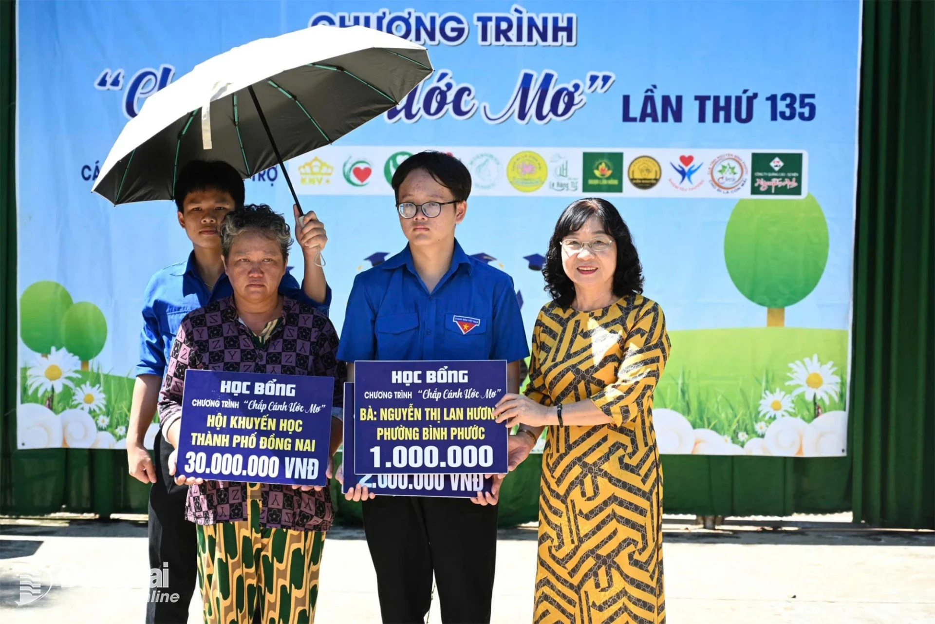 Nguyen Thi Lan Huong, a retired official, expresses her affection and confidence in Dang Quang. Photo: Khanh Dan

