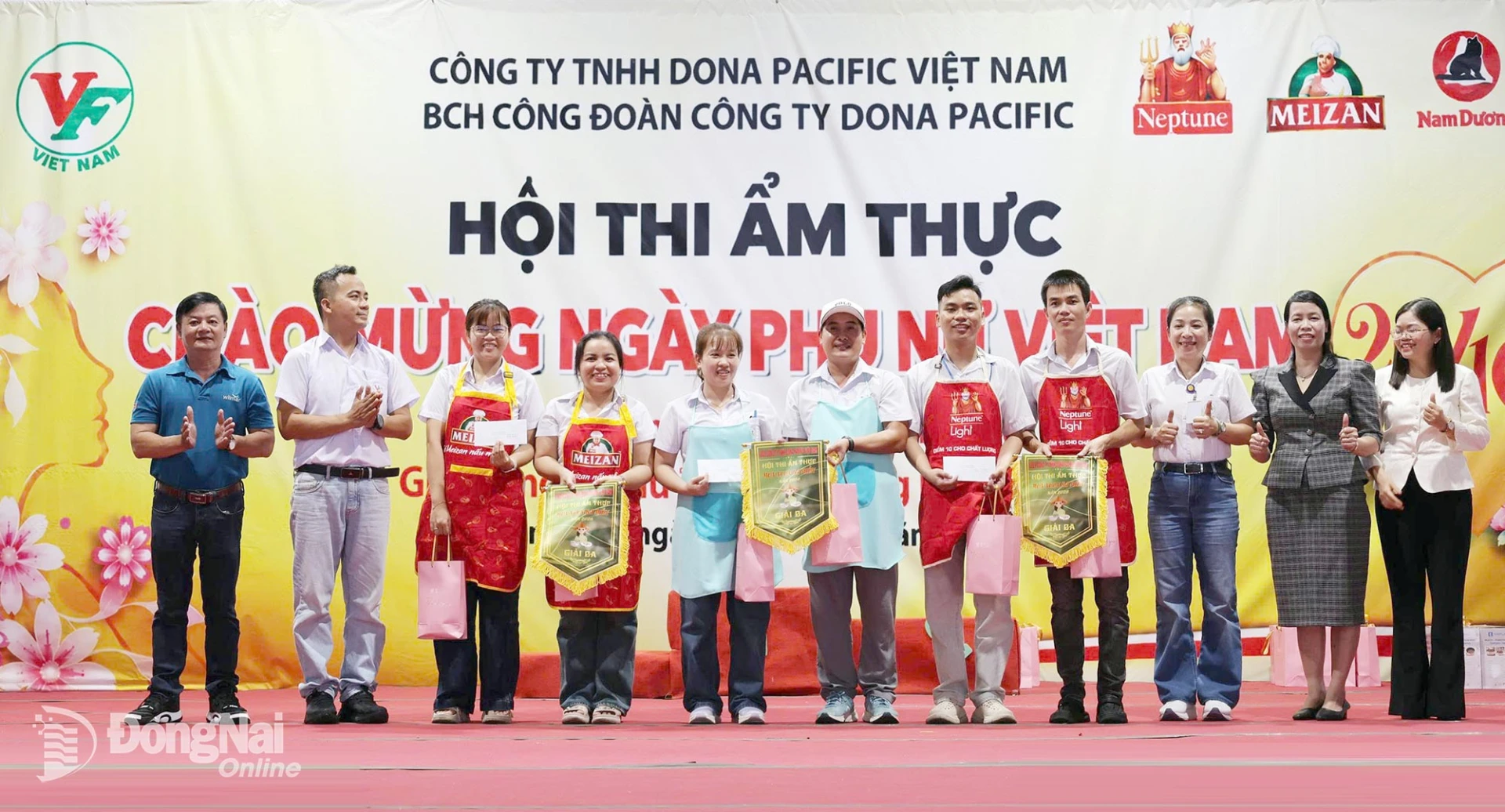 Công đoàn cơ sở Công ty TNHH Dona Pacific (xã Bình Minh) trao giải cho các đội dự thi ẩm thực dịp 20-10. Ảnh: N.Hòa