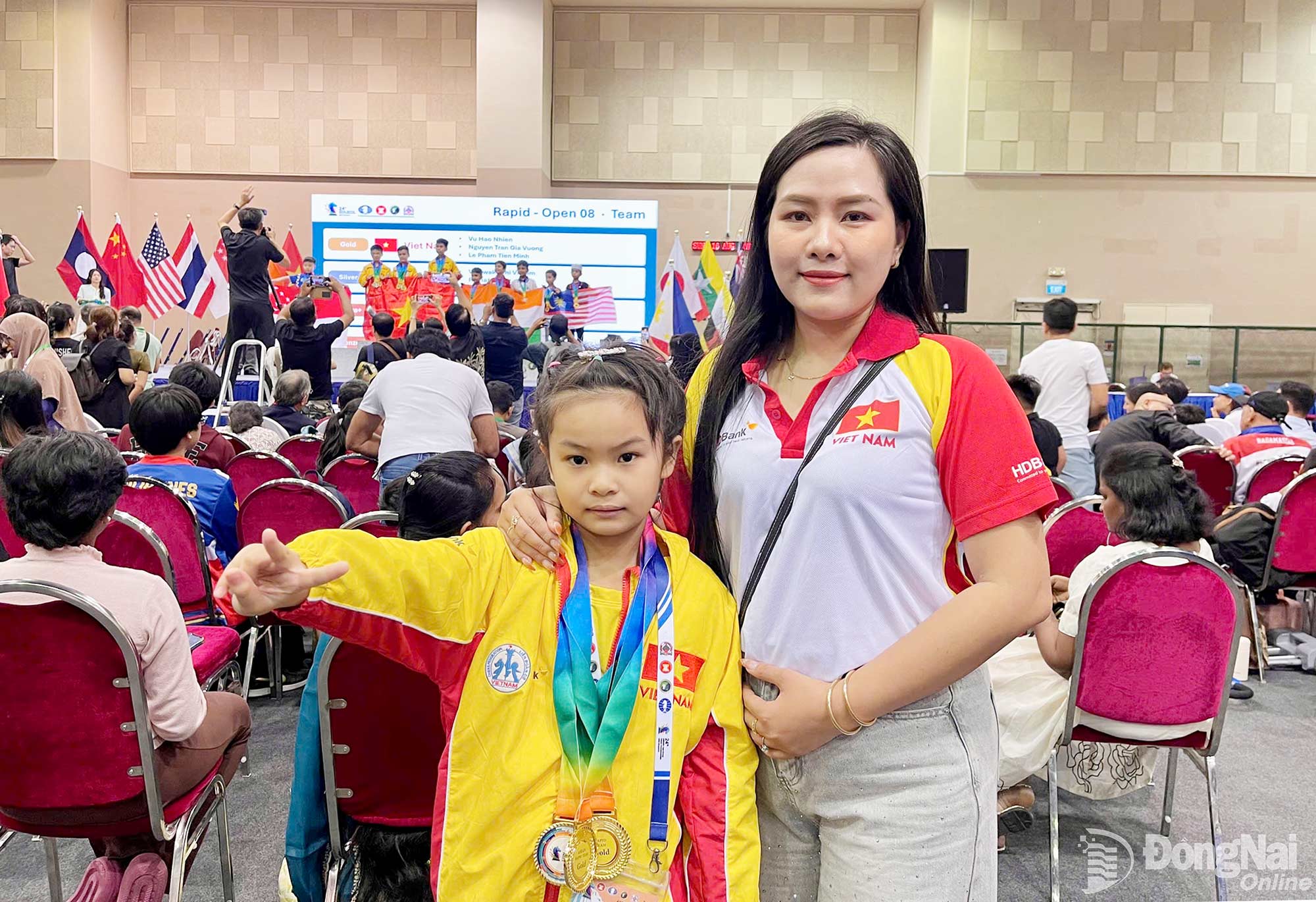 Trên hành trình trưởng thành của các kỳ thủ trẻ, luôn có sự đồng hành của huấn luyện viên Nguyễn Thùy Dương. Ảnh: NVCC