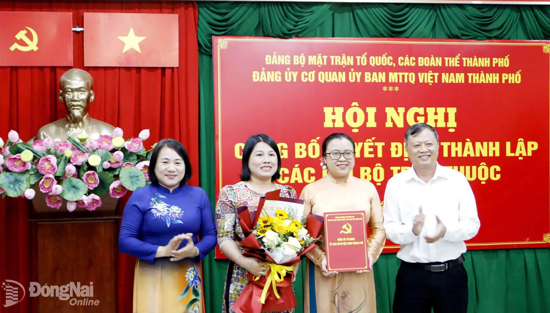 Bí thư Đảng ủy Cơ quan Ủy ban MTTQ Việt Nam thành phố, Phó Chủ tịch Ủy ban MTTQ Việt Nam thành phố Nguyễn Tấn Phú trao quyết định thành lập Chi bộ 3. Ảnh: Văn Truyên
