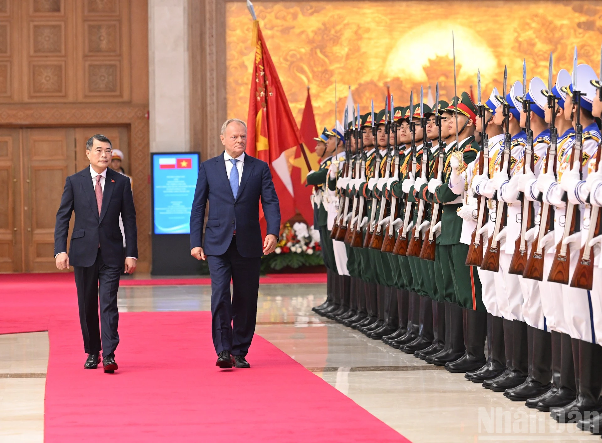 Thủ tướng Lê Minh Hưng và Thủ tướng Cộng hòa Ba Lan Donald Tusk duyệt Đội danh dự Quân đội nhân dân Việt Nam.