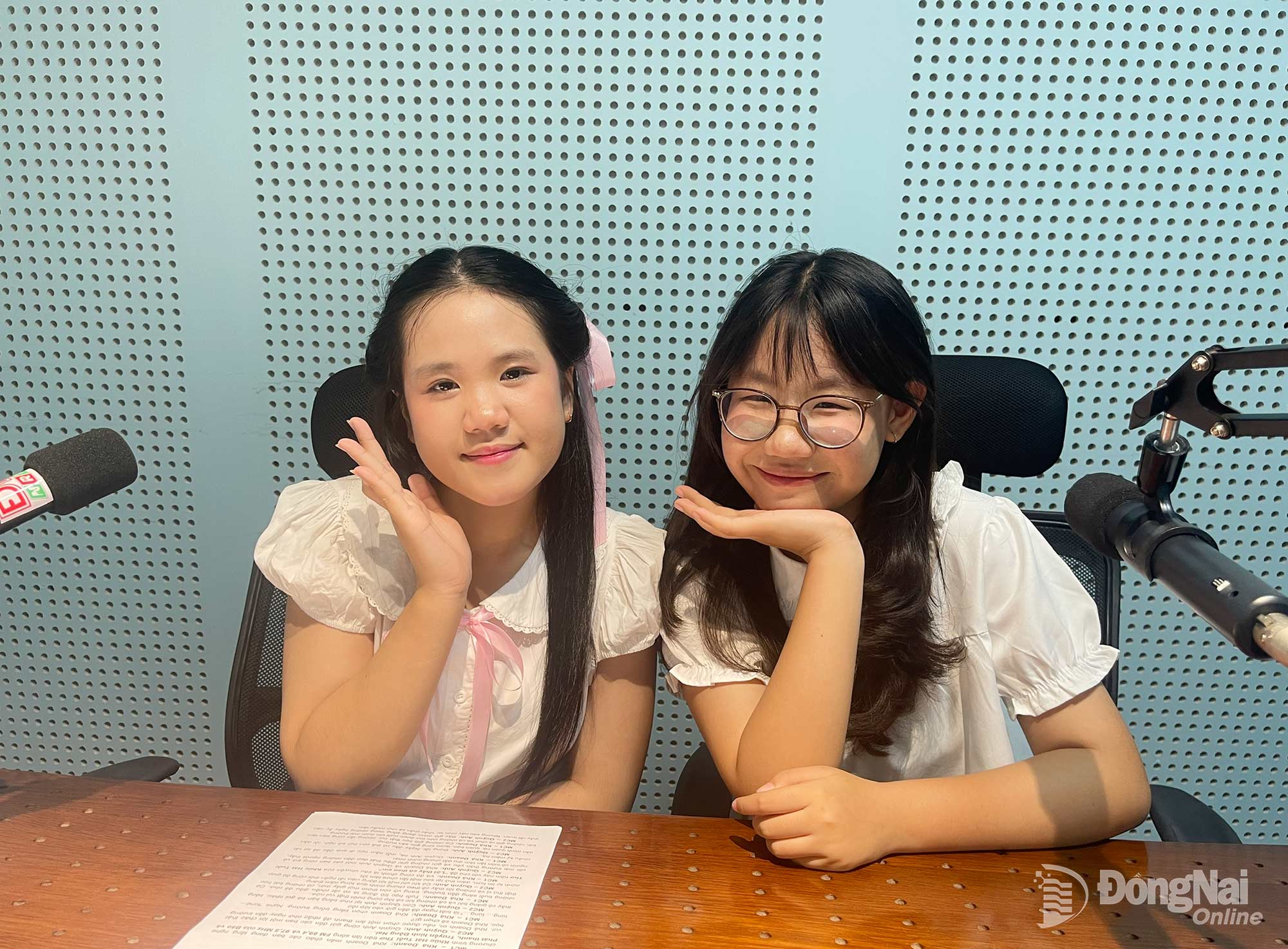 MC Quỳnh Anh giao lưu cùng ca sĩ nhí Khả Doanh trong chương trình Radio Tuổi Thơ, chia sẻ những câu chuyện về niềm đam mê âm nhạc, tình thầy trò và ước mơ tuổi học trò. Ảnh: Minh Huệ