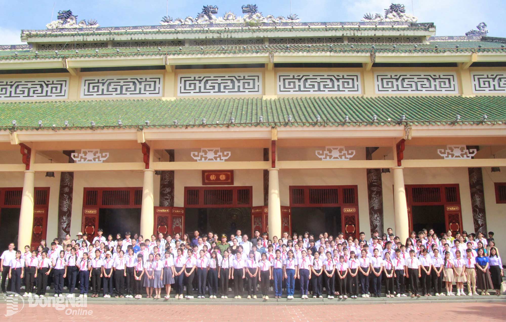 Đoàn đại biểu chụp ảnh lưu niệm tại Văn miếu Trấn Biên. Ảnh: Nga Sơn