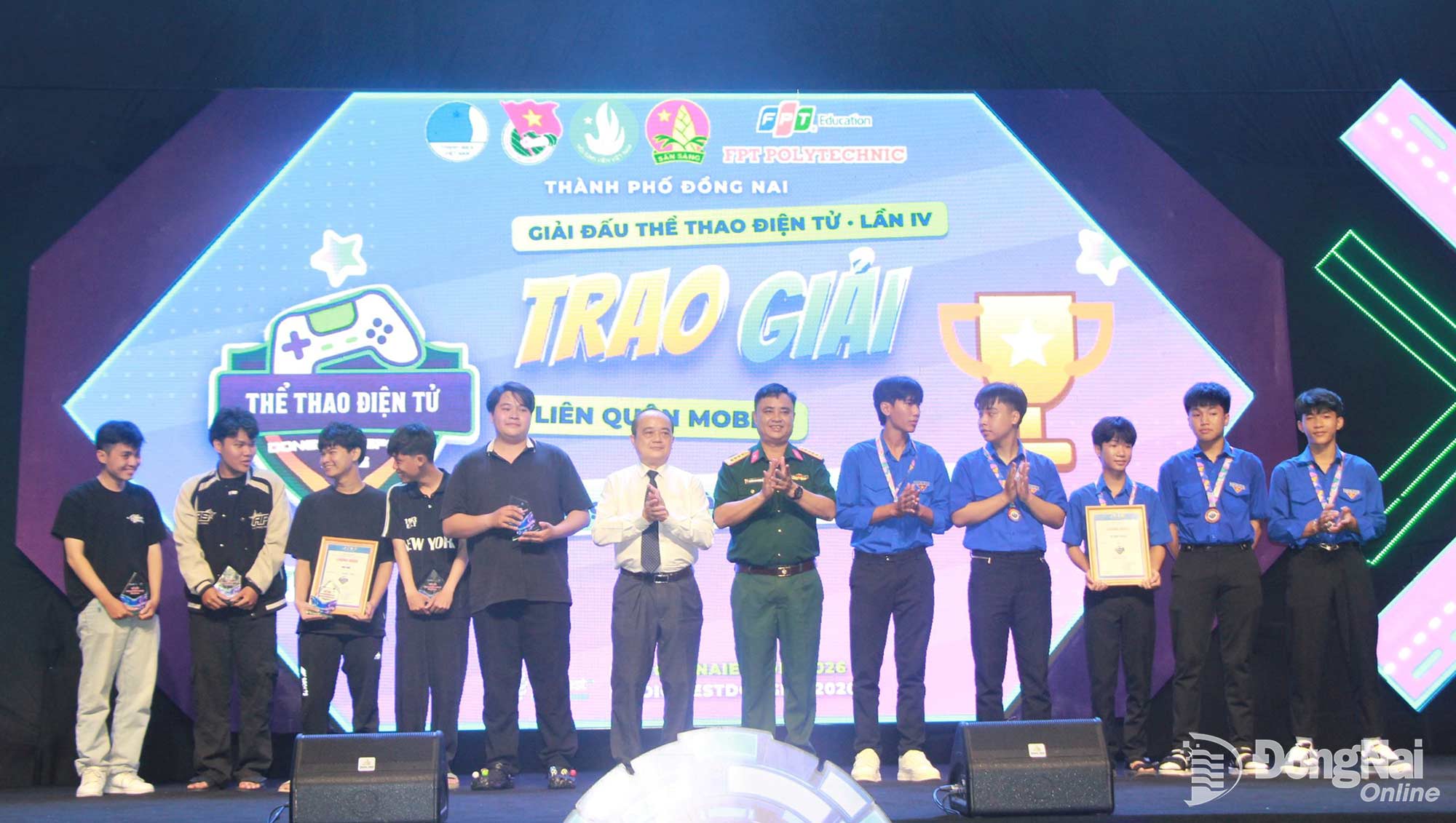 Các đại biểu trao giải cho các thí sinh đoạt giải tại Giải Thể thao điện tử (Esport). Ảnh: Nga Sơn