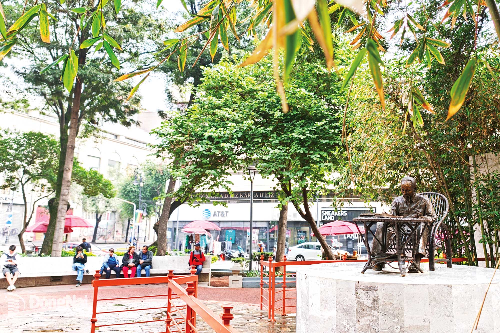 Công trình nghệ thuật Chủ tịch Hồ Chí Minh tọa lạc giữa công viên Tự do cho các dân tộc ở thủ đô Mexico city (Mexico).

