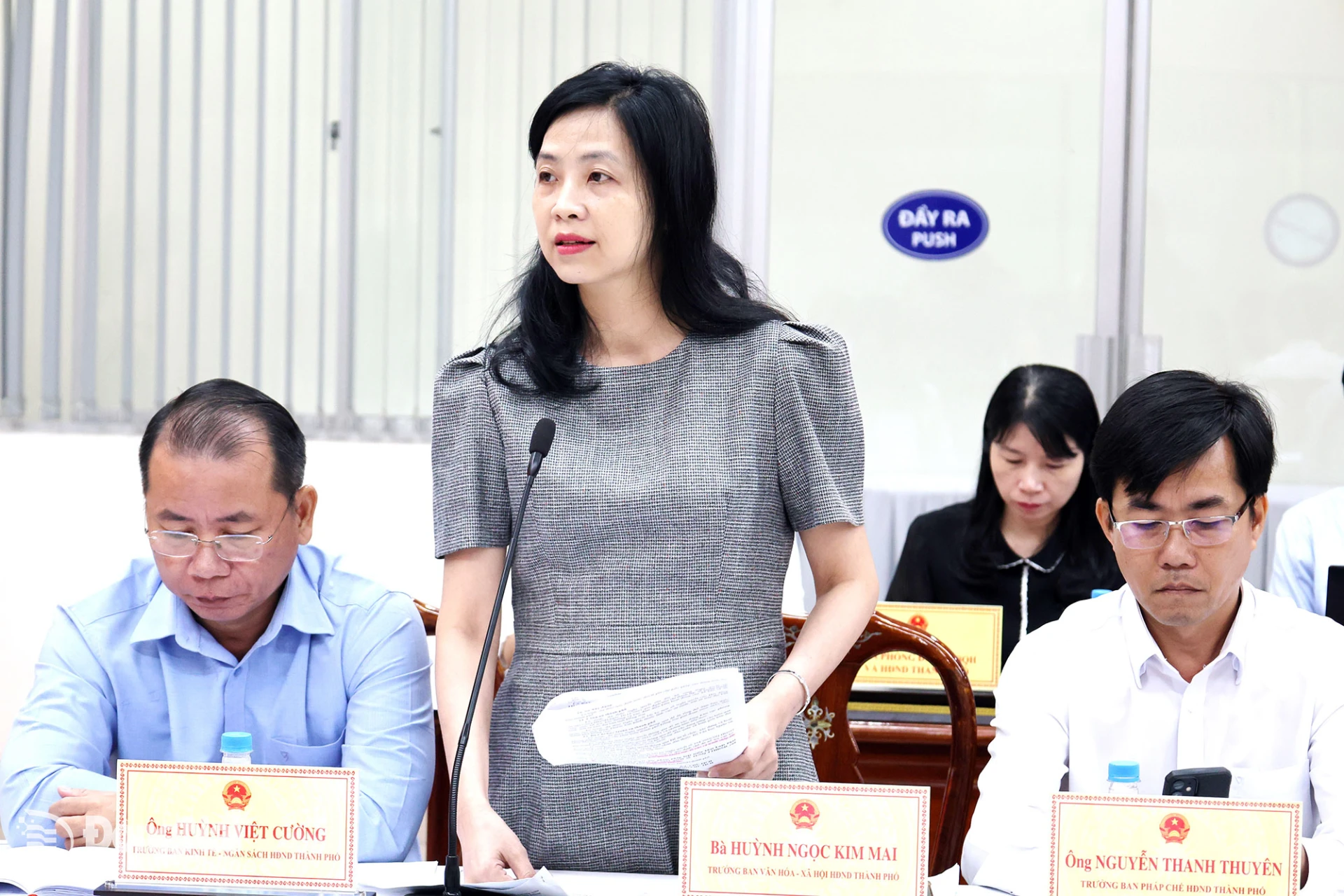 Trưởng ban Văn hóa - Xã hội HĐND thành phố Huỳnh Ngọc Kim Mai phát biểu tại hội nghị. Ảnh: Hồ Thảo