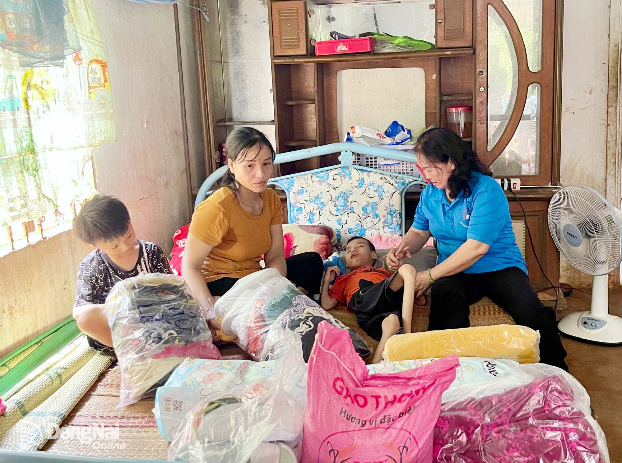 Ngoài số tiền hơn 72 triệu đồng, các nhà hảo tâm còn gửi trao nhiều nhu yếu phẩm thiết thực cho mẹ con chị Nhung. Ảnh: Thu Hiền