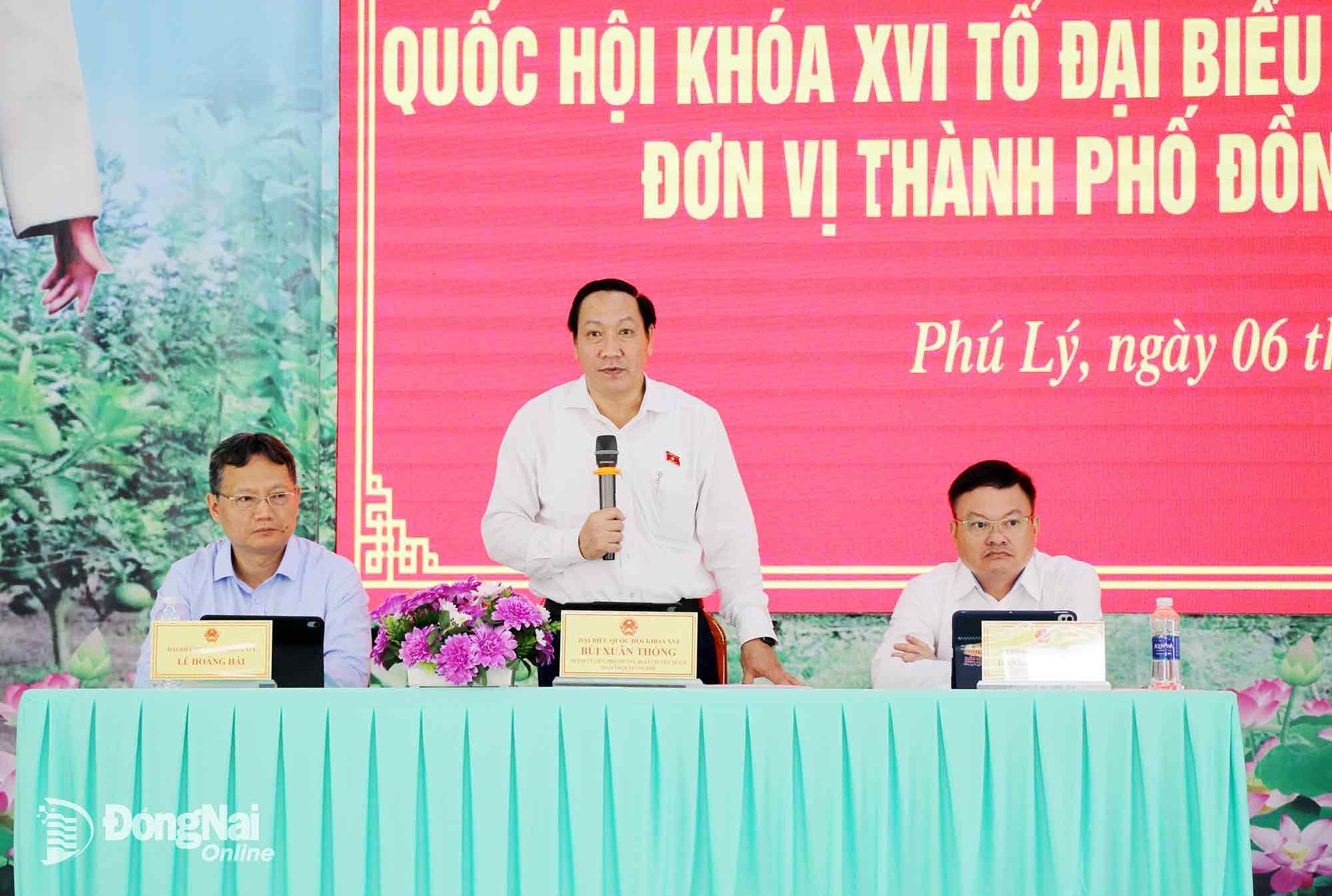 Đại biểu Bùi Xuân Thống, Thành ủy viên, Phó Trưởng đoàn chuyên trách Đoàn Đại biểu Quốc hội thành phố chia sẻ với cử tri xã Phú Lý tại hội nghị. Ảnh: Lam Phương