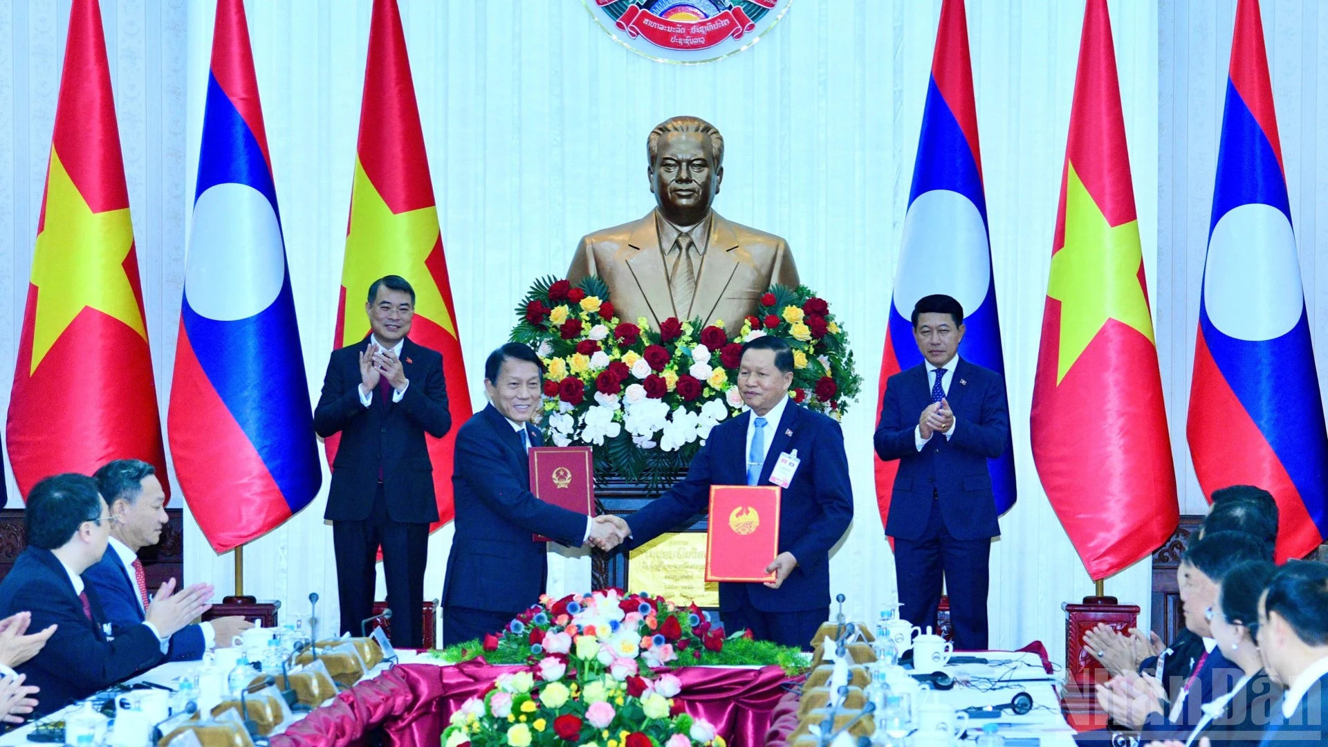 Thủ tướng Lê Minh Hưng và Thủ tướng Saleumxay Kommasith chứng kiến lễ trao văn kiện hợp tác giữa các bộ, ngành hai nước. (Ảnh: THANH GIANG)
