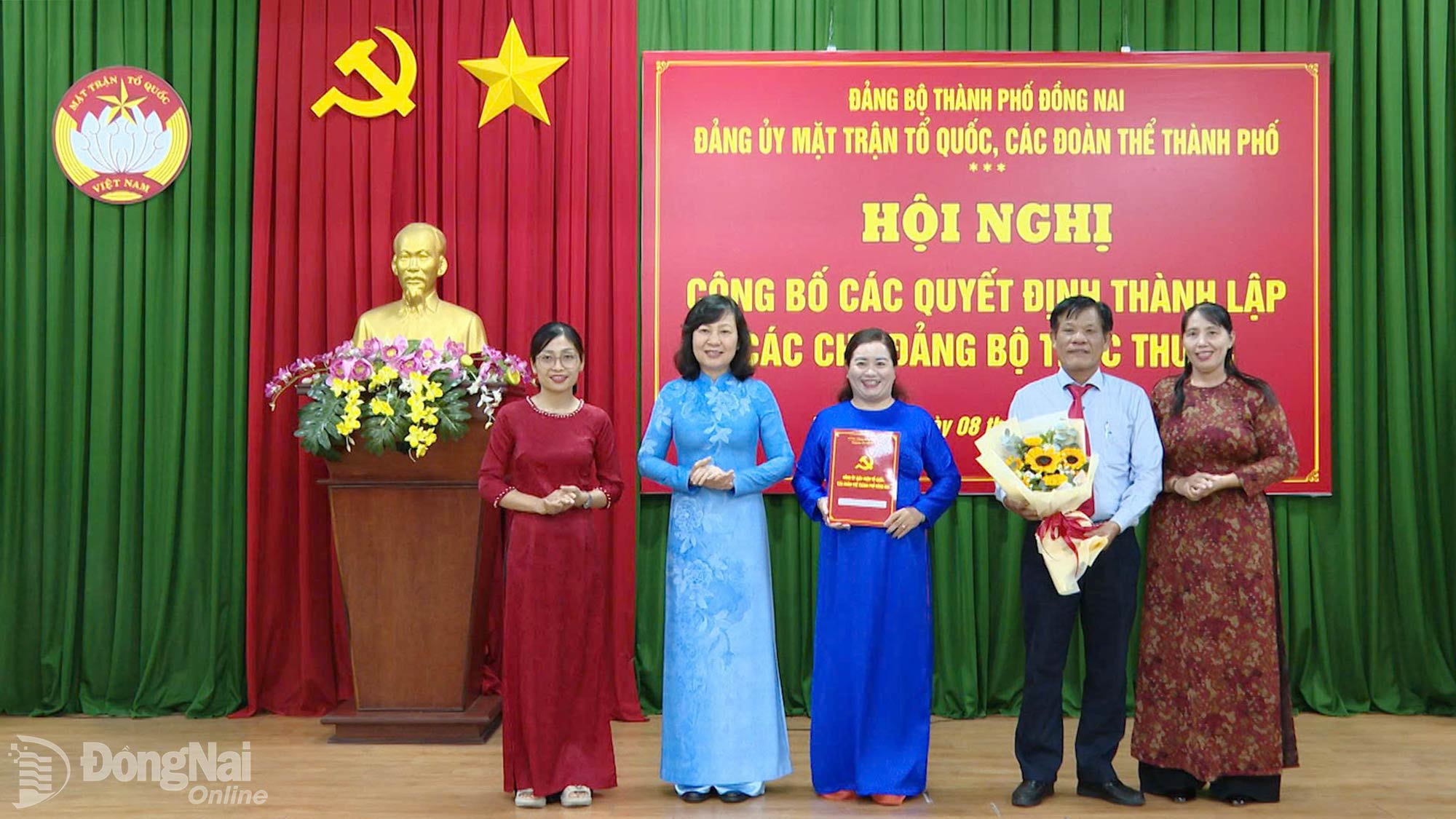 Phó Bí thư Thành ủy, Bí thư Đảng ủy MTTQ, các đoàn thể thành phố, Chủ tịch Ủy ban MTTQ Việt Nam thành phố Huỳnh Thị Hằng và Thành ủy viên, Phó Bí thư chuyên trách Đảng ủy MTTQ, các đoàn thể thành phố Lê Thị Thái trao quyết định thành lập Chi bộ Liên minh Hợp tác xã thành phố. Ảnh: Quốc Vũ