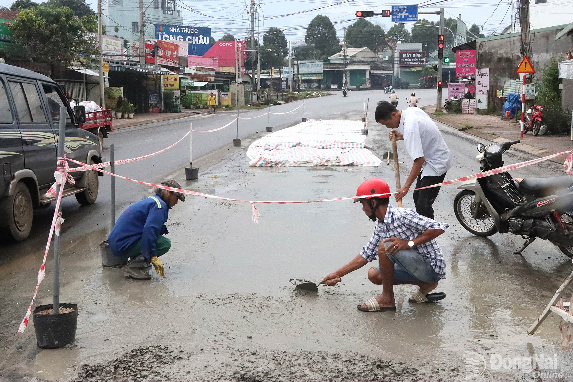 Các vị trí ổ gà, ổ voi được đổ bê tông xi măng, dặm vá đảm bảo an toàn giao thông. Ảnh: Quang Minh