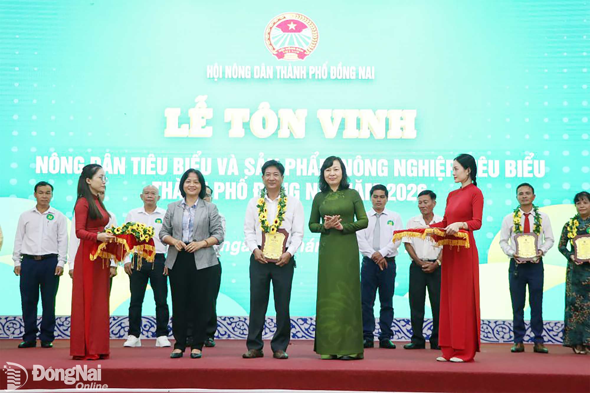 Dong Nai City leaders present certificates recognizing typical agricultural products of Dong Nai in 2026. Photo: To Tam