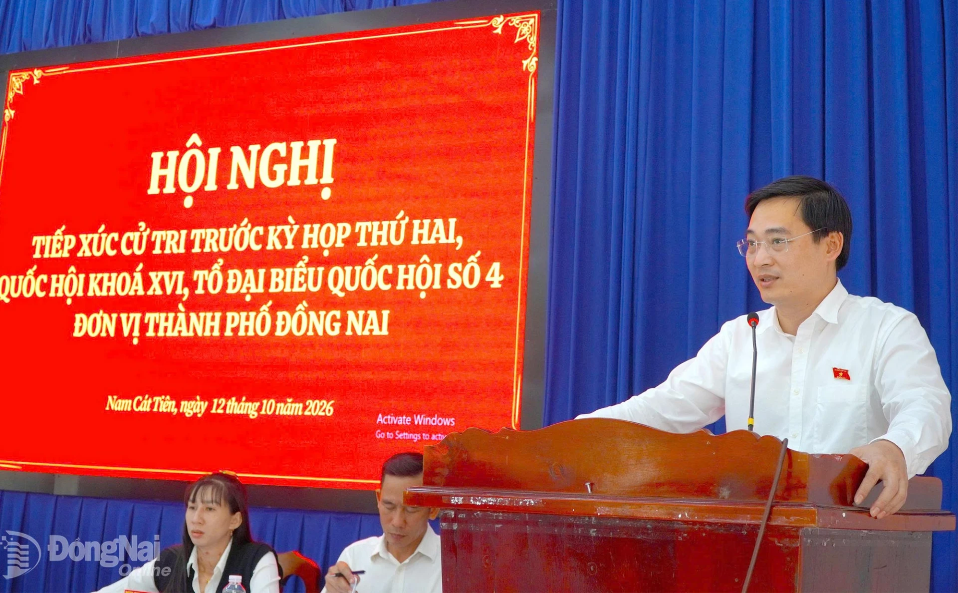 Đại biểu Quốc hội Đặng Anh Tuấn, Giám đốc Sở Giáo dục và Đào tạo phát biểu tại buổi tiếp xúc cử tri xã Nam Cát Tiên. Ảnh: An Nhơn
