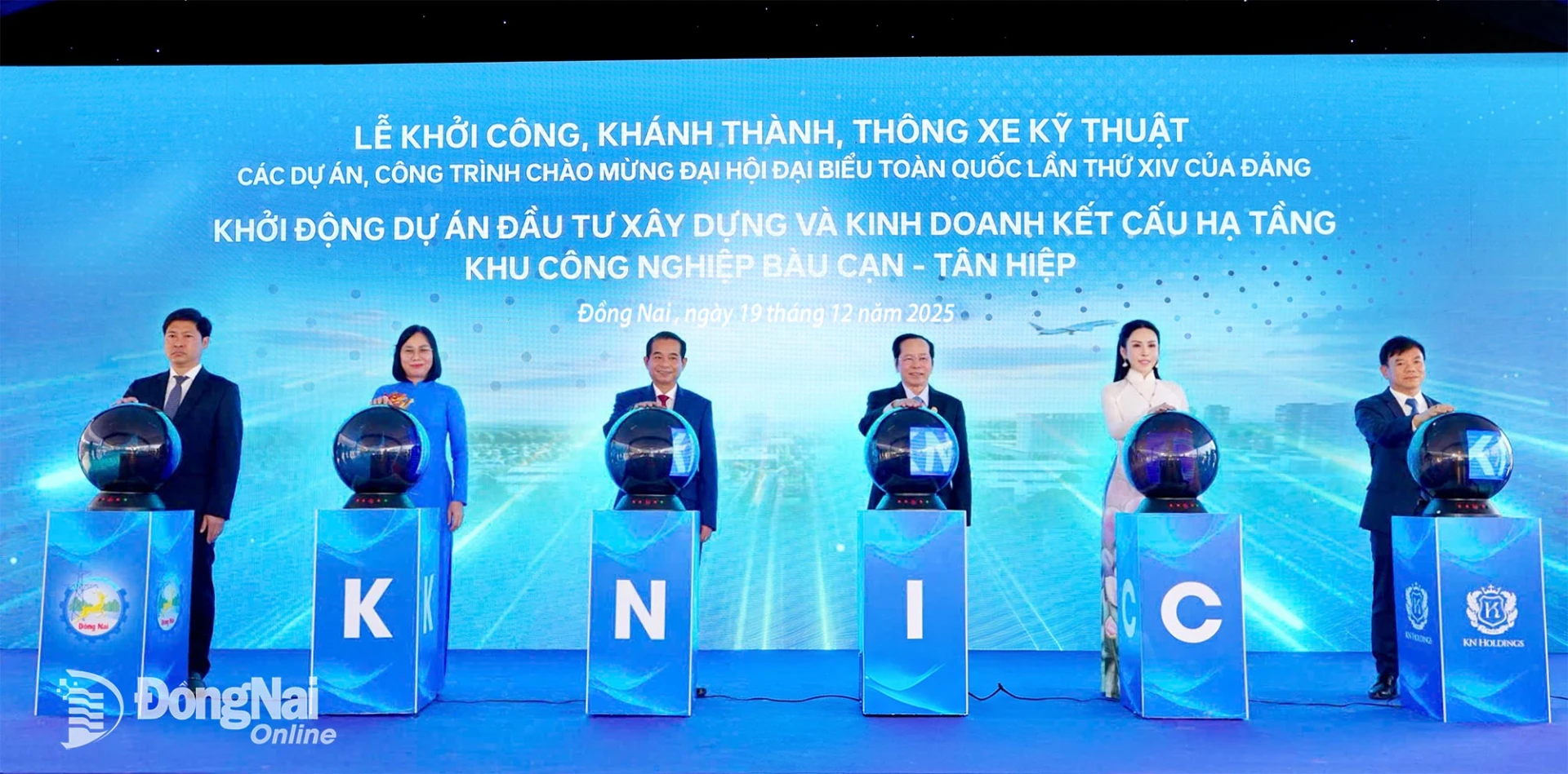 Ảnh 5: Bà Lê Nữ Thùy Dương (thứ 2 từ phải sang) cùng các đại biểu thực hiện nghi thức khởi động dự án KNIC Nam Long Thành (Khu công nghiệp Bàu Cạn - Tân Hiệp) vào tháng 12-2025.

