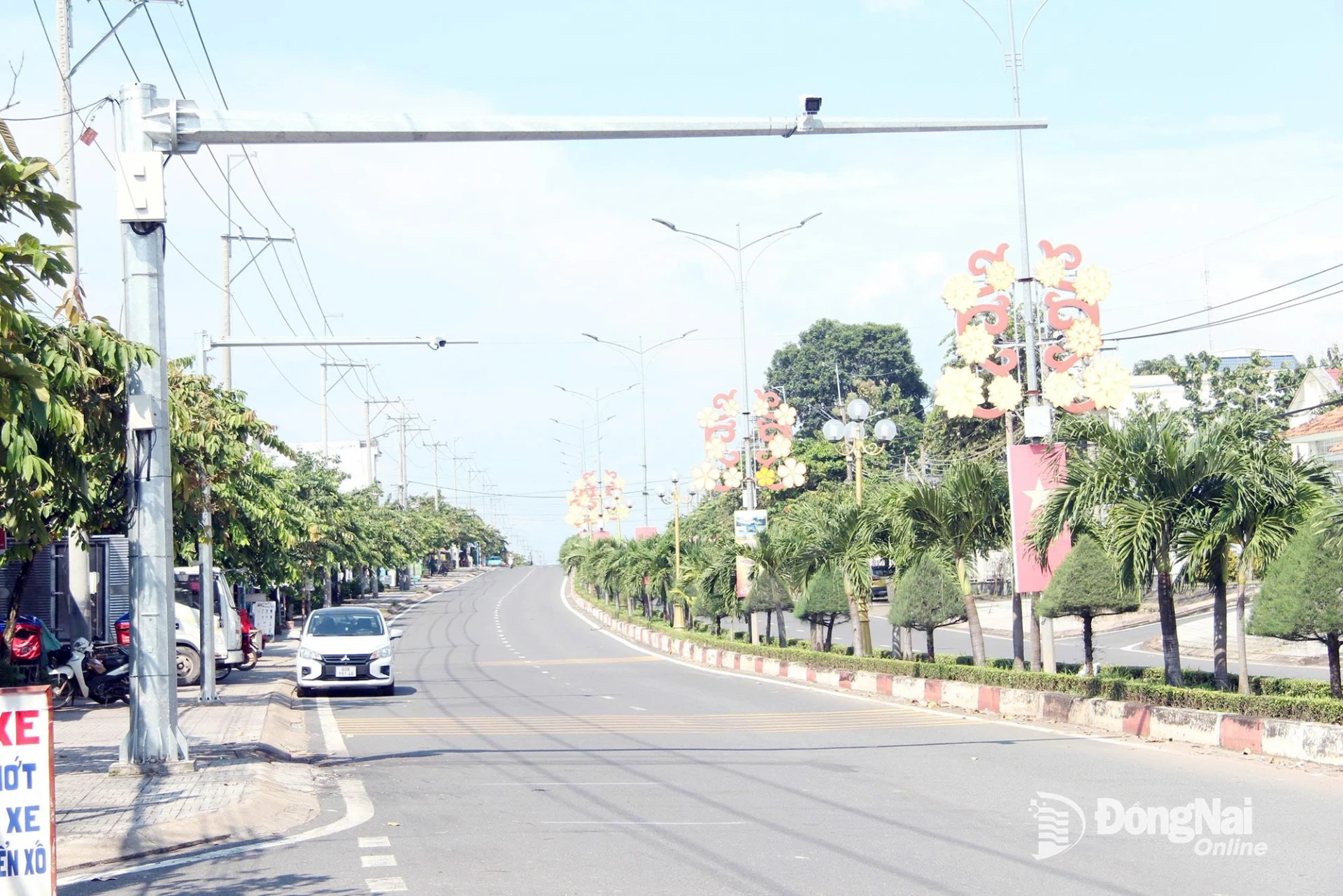 Hệ thống camera giám sát an ninh trên đường Nguyễn Tất Thành phường Trị An. Ảnh: Quang Huy