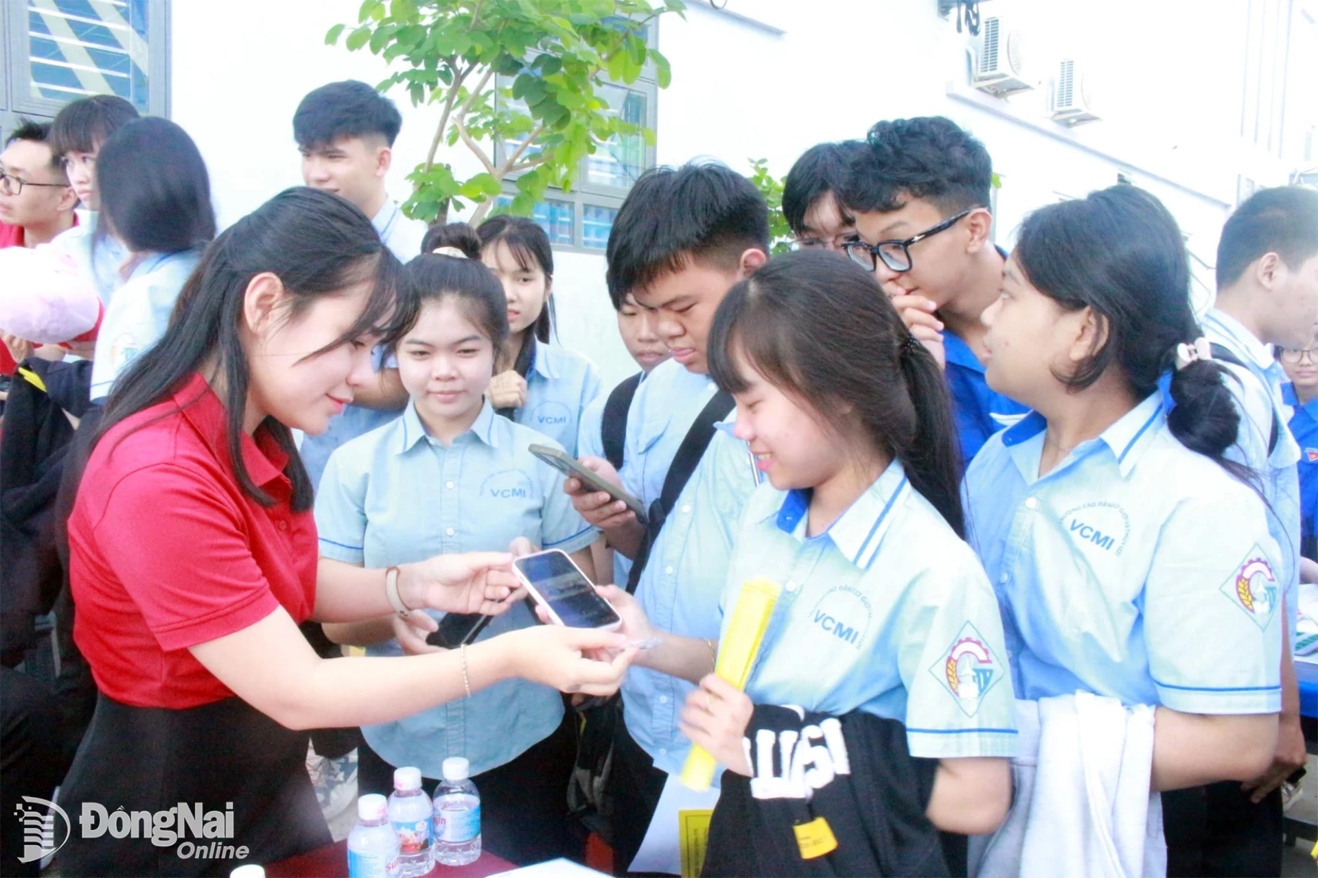Học sinh, sinh viên tìm hiểu việc làm các doanh nghiệp tuyển dụng tại phiên giao dịch việc làm năm 2026 diễn ra tại phường Hố Nai trong tháng 9-2026. Ảnh: N.Hòa