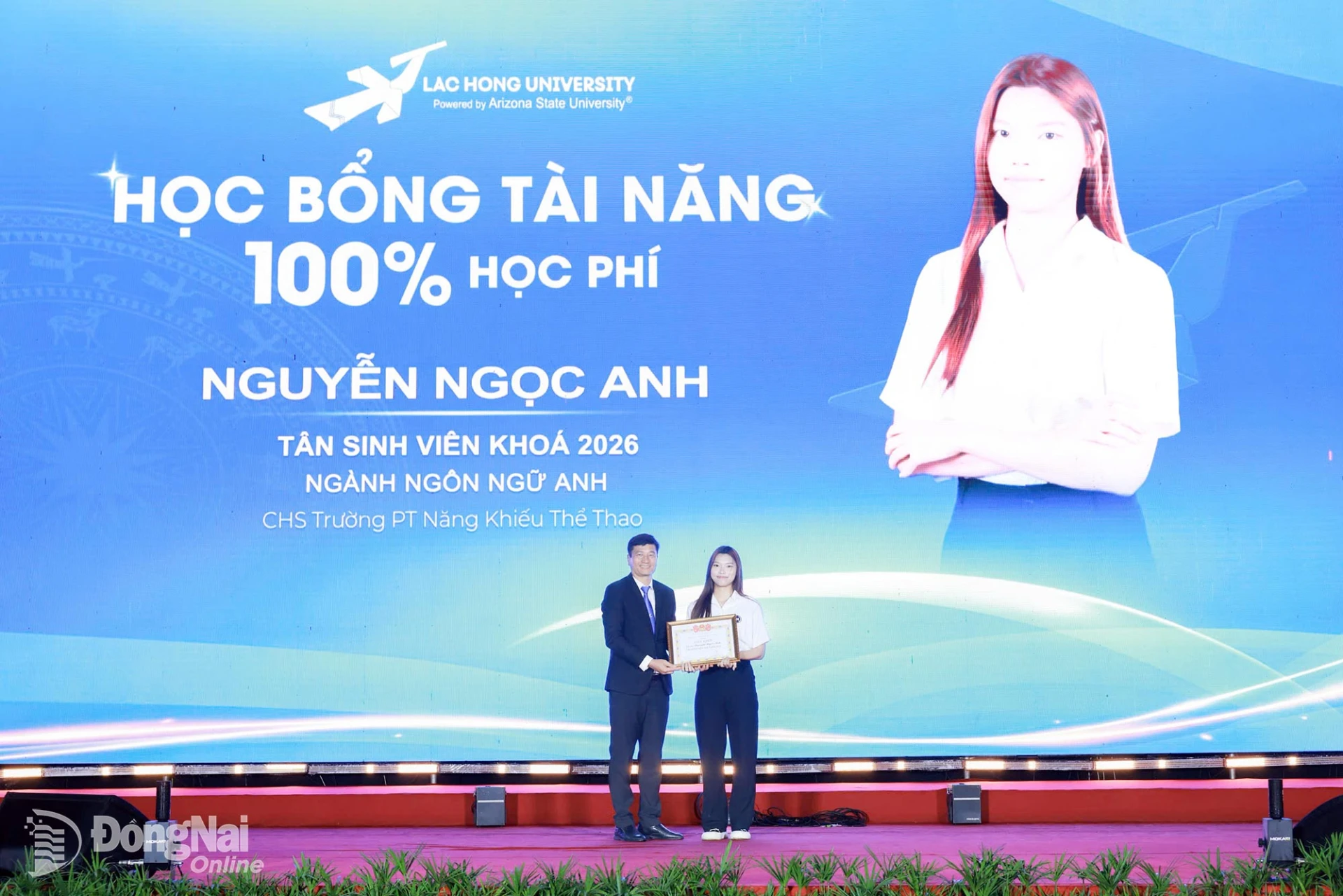 PSG.TS Nguyễn Vũ Quỳnh, Phó hiệu trưởng Trường đại học Lạc Hồng tặng học bổng tài năng cho tân sinh viên khóa 2026.
