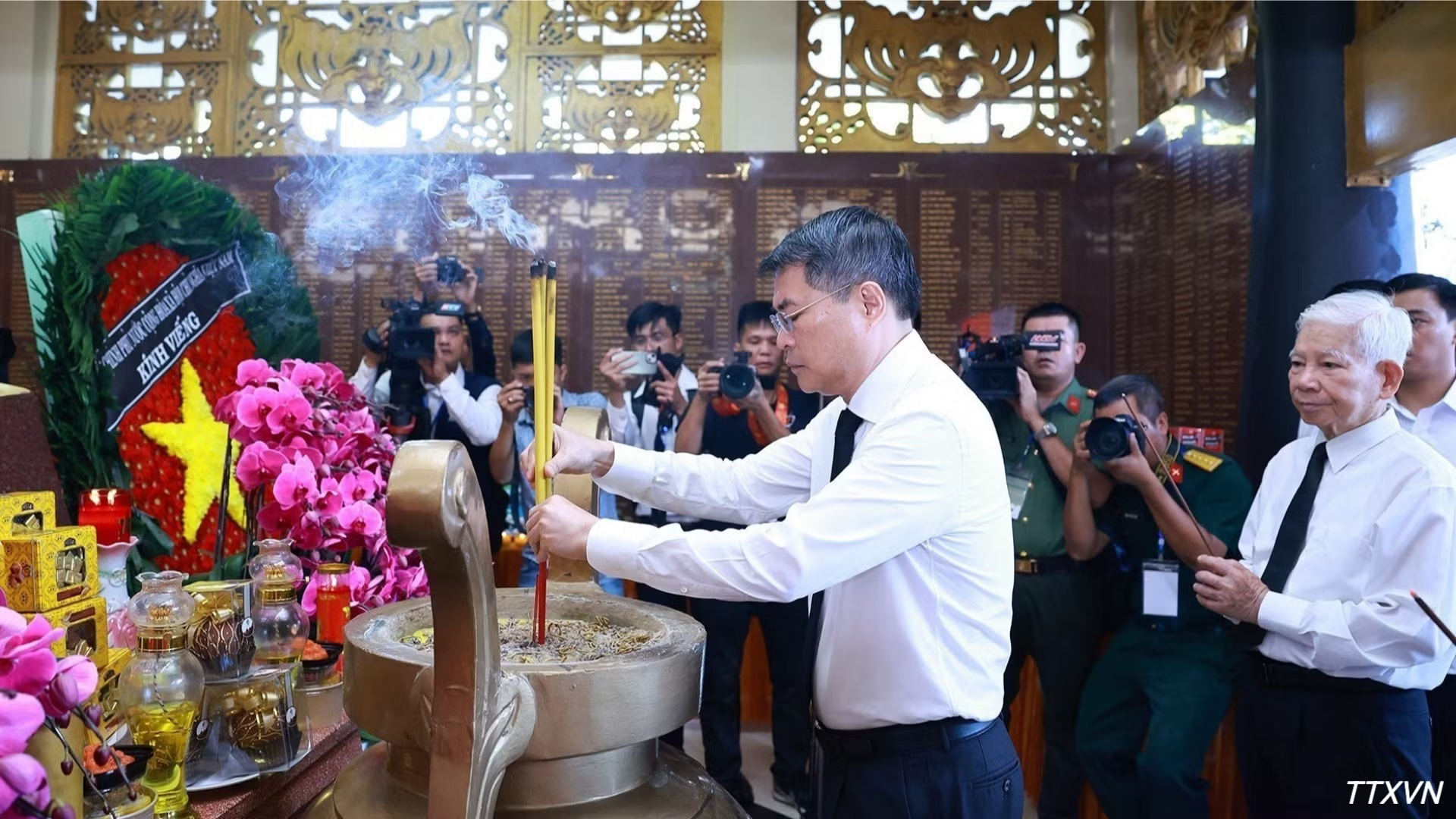 Thủ tướng Lê Minh Hưng dâng hoa, dâng hương tưởng niệm các Anh hùng liệt sĩ﻿ tại Nhà bia Liệt sĩ trong Công viên văn hóa Lê Thị Riêng. (Ảnh: Dương Giang/TTXVN)
